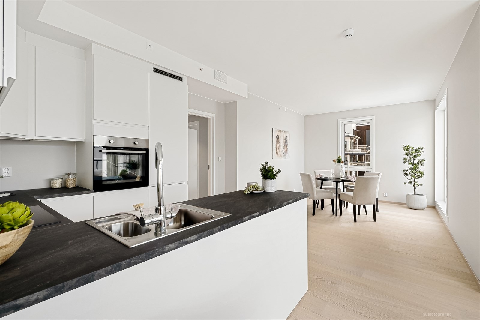 1-stavs lys eikeparkett på gulv Galleribilde