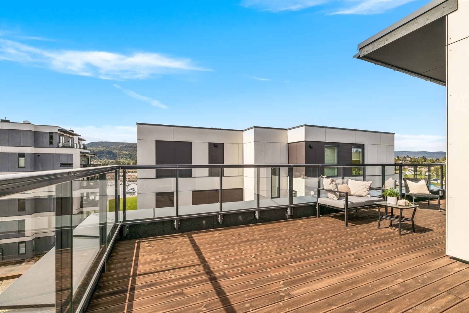 Romslig terrasse på 27 kvm med adkomst fra stue Galleribilde