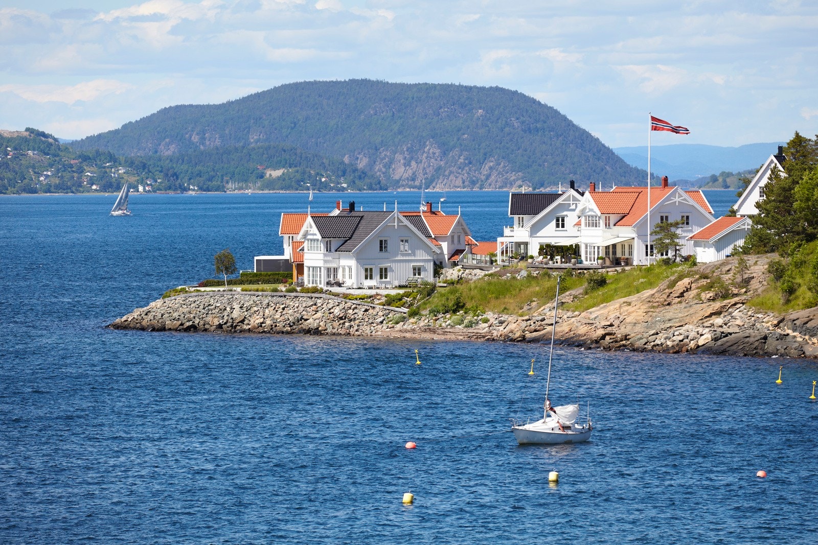 Idylliske Hvitsten er bare en kort kjøretur unna Galleribilde