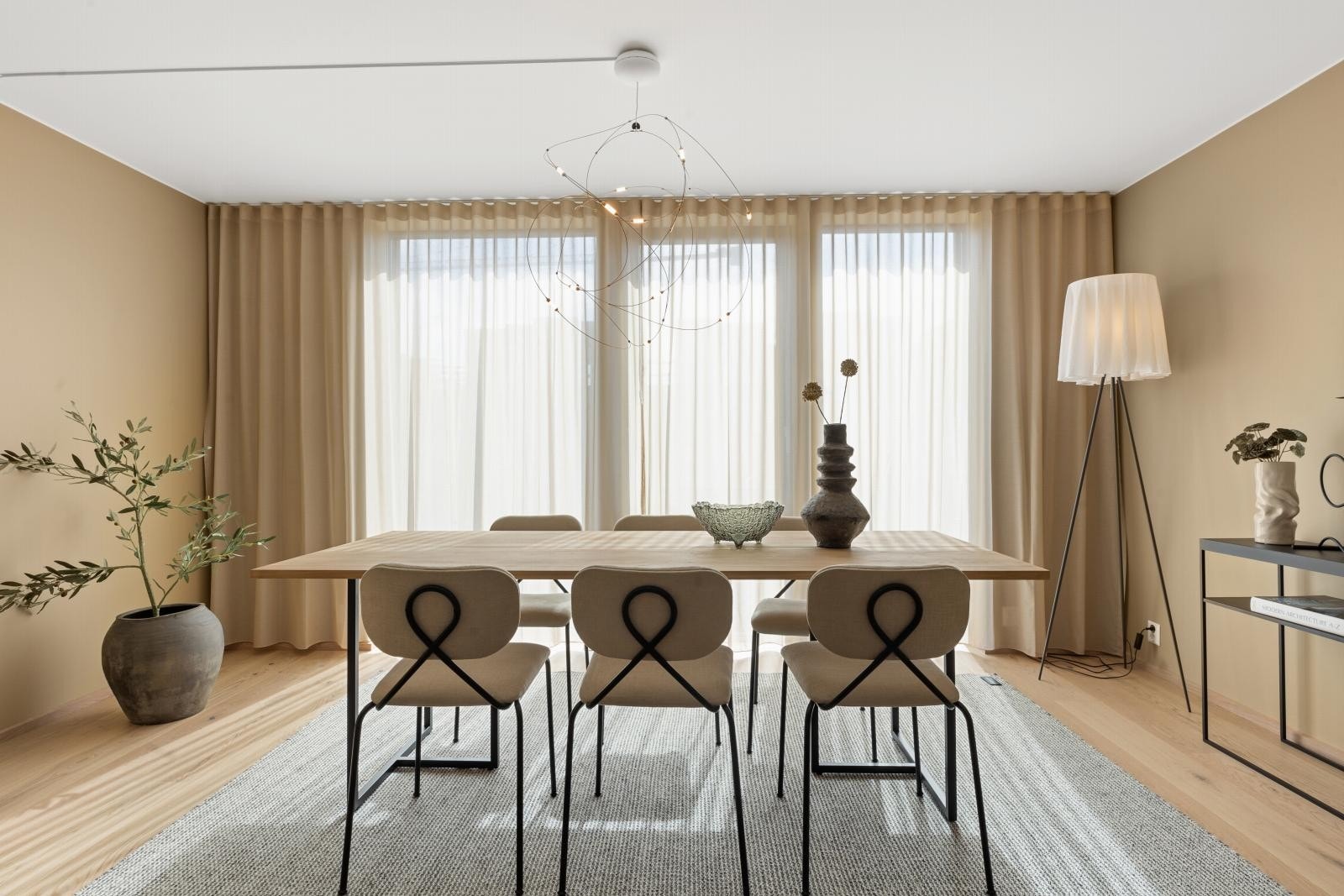 Townhouse gir deg følelsen av å bo i hus, midt i byen. Her får du mange av kvalitetene fra en enebolig, enten du velger et helt Townhouse eller en av leilighetene. Galleribilde