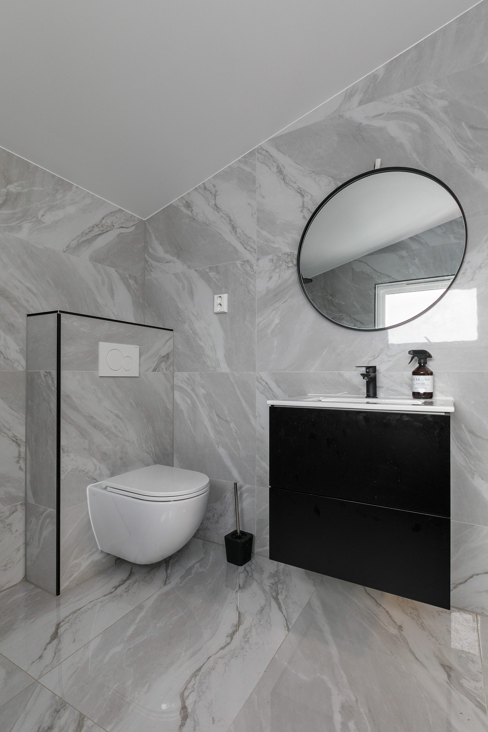 Badene kommer med dusj dører Galleribilde