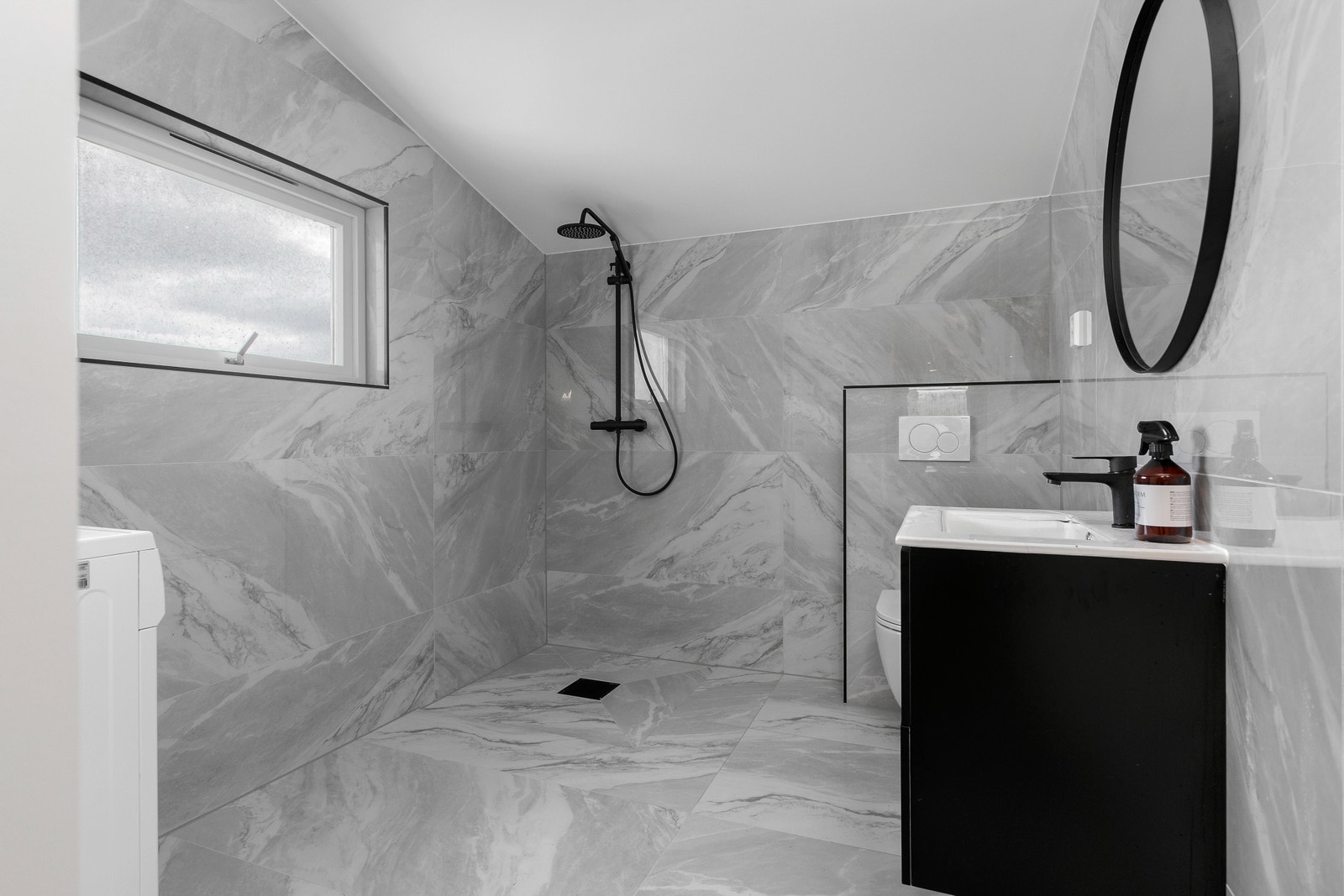 Bad 2 . Med dusj dører Galleribilde