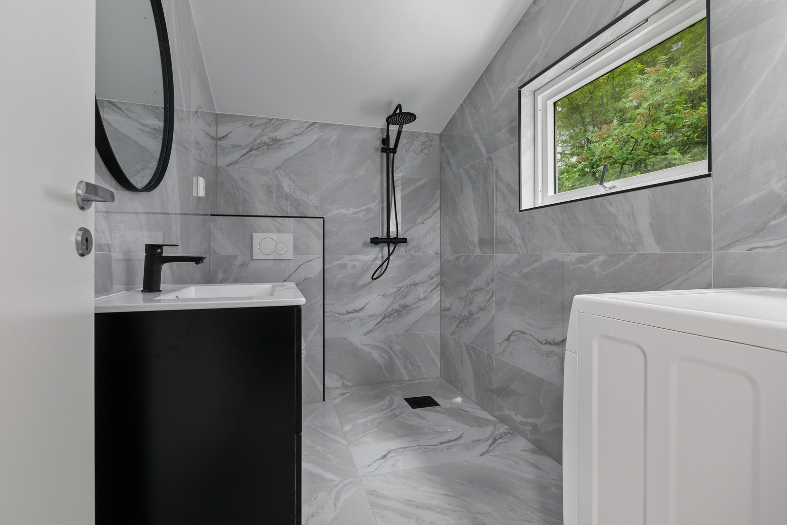 Bad 1. Med dusj dører Galleribilde