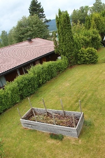 Store hage foran med stor platting, kompostering for fremtidig økologisk dyrking Galleribilde