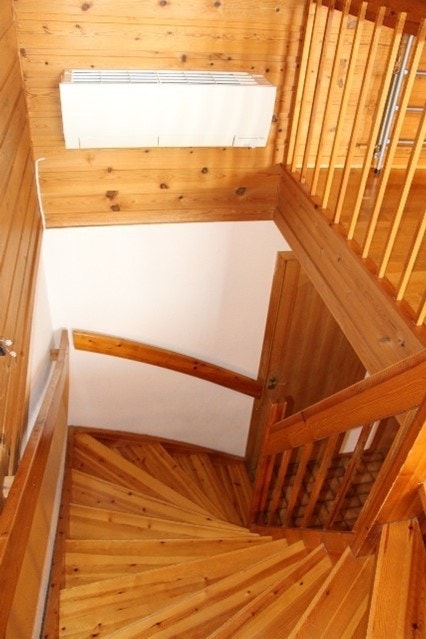 Trappa ned til 1. etg, med varmepumpe Galleribilde