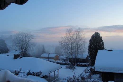 Solrik balkong langs hele huset, med flott utsikt. Galleribilde