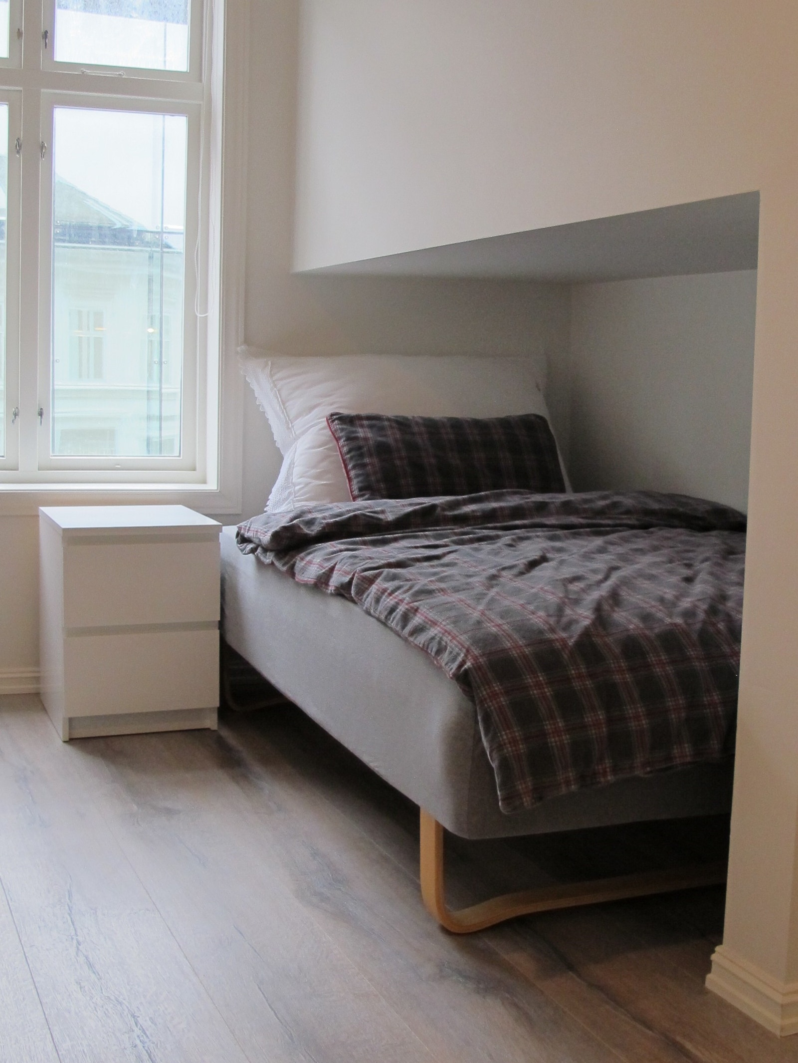 120 cm seng og nattbord følger med. Hvis man ikke vil ha med sitt eget da Galleribilde