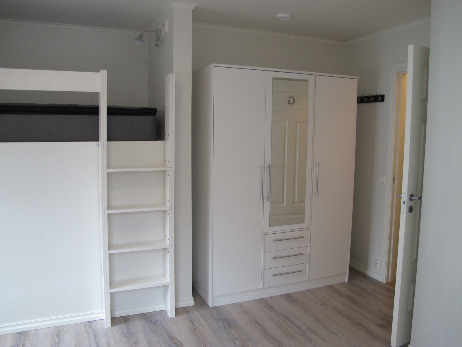 Et stort garderobeskap med speil følger med Galleribilde