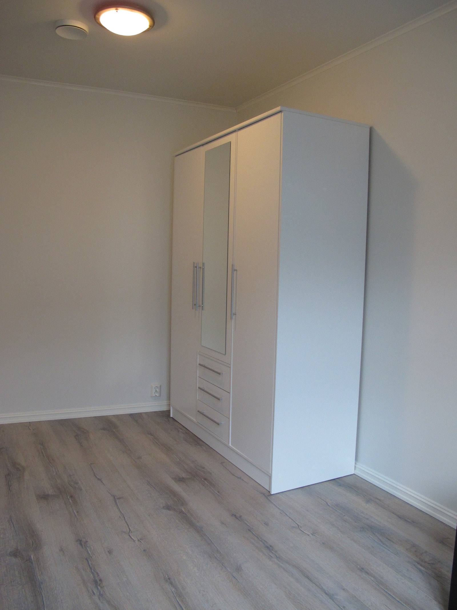 Garderobeskap følger også med. Masse lagringsplass Galleribilde