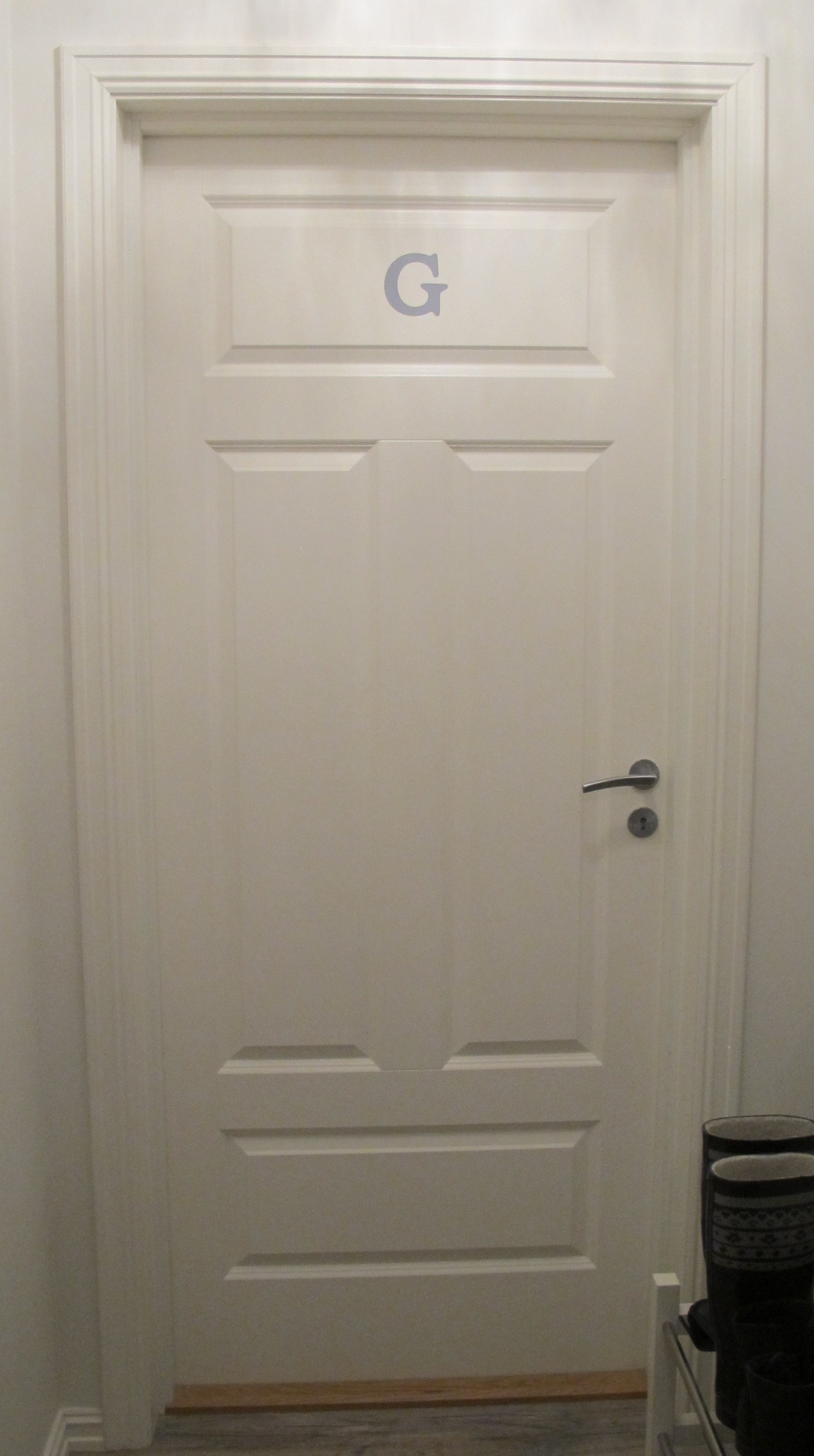 UTLEID. Velkommen til Rom G i 2. etasje i Hovedbygget. Dette rommet er 13 kvm og koster kr. 7.300,- pr.mnd. Galleribilde