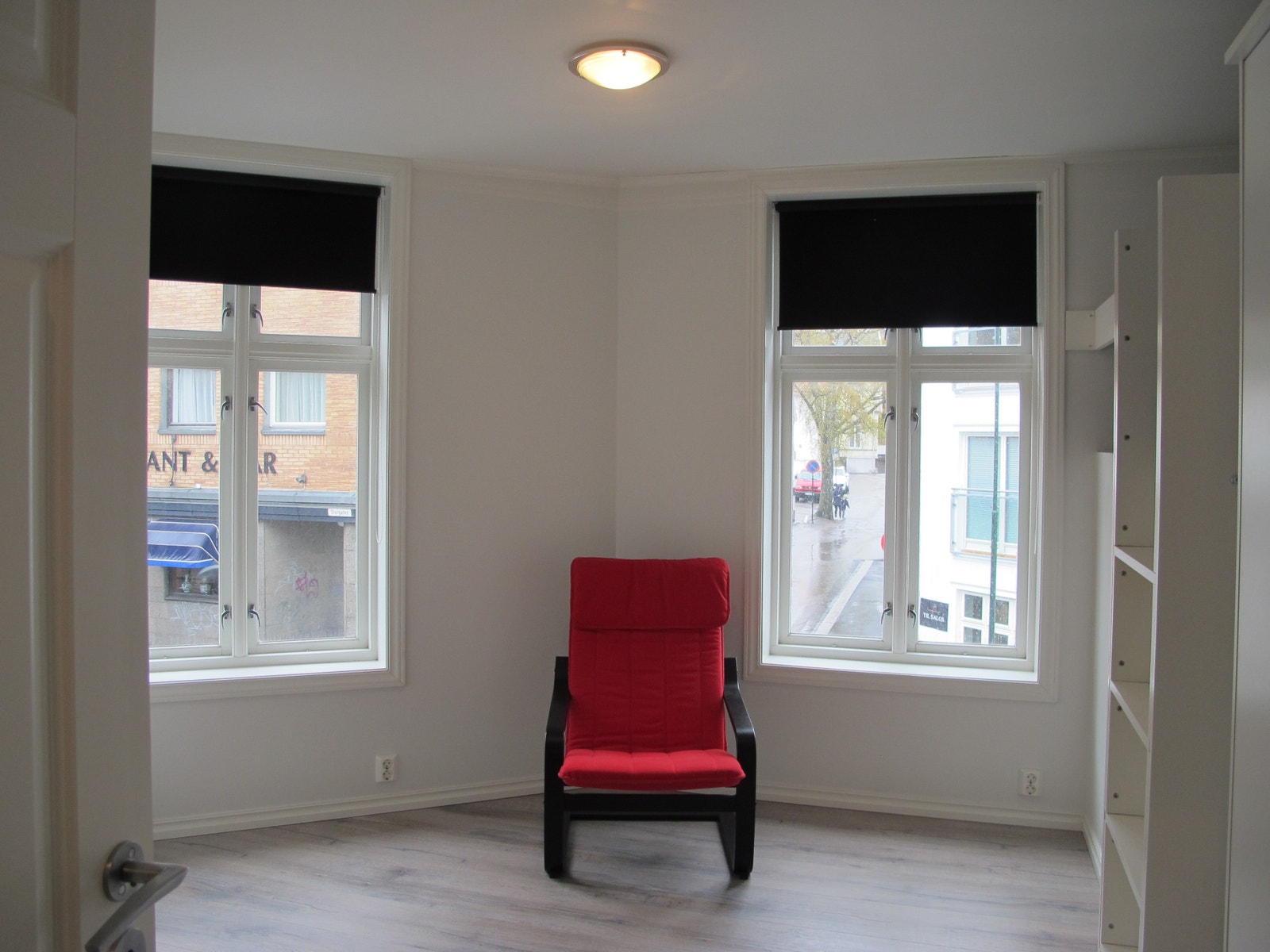 Dette rommet har 2 store vinduer og er lyst og fint. Det ligger også lengst fra fellesarealene Galleribilde