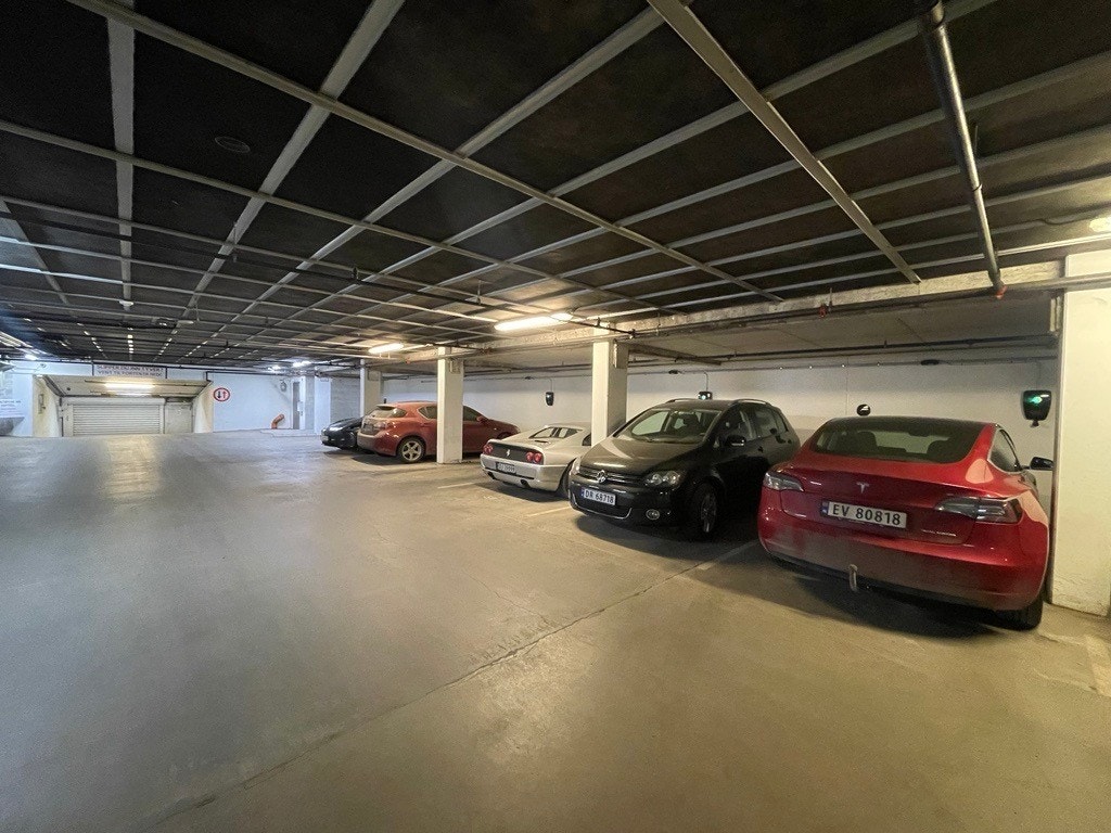 God beliggenhet nærme innkjøringen (plassen er den med en rød Tesla) Galleribilde