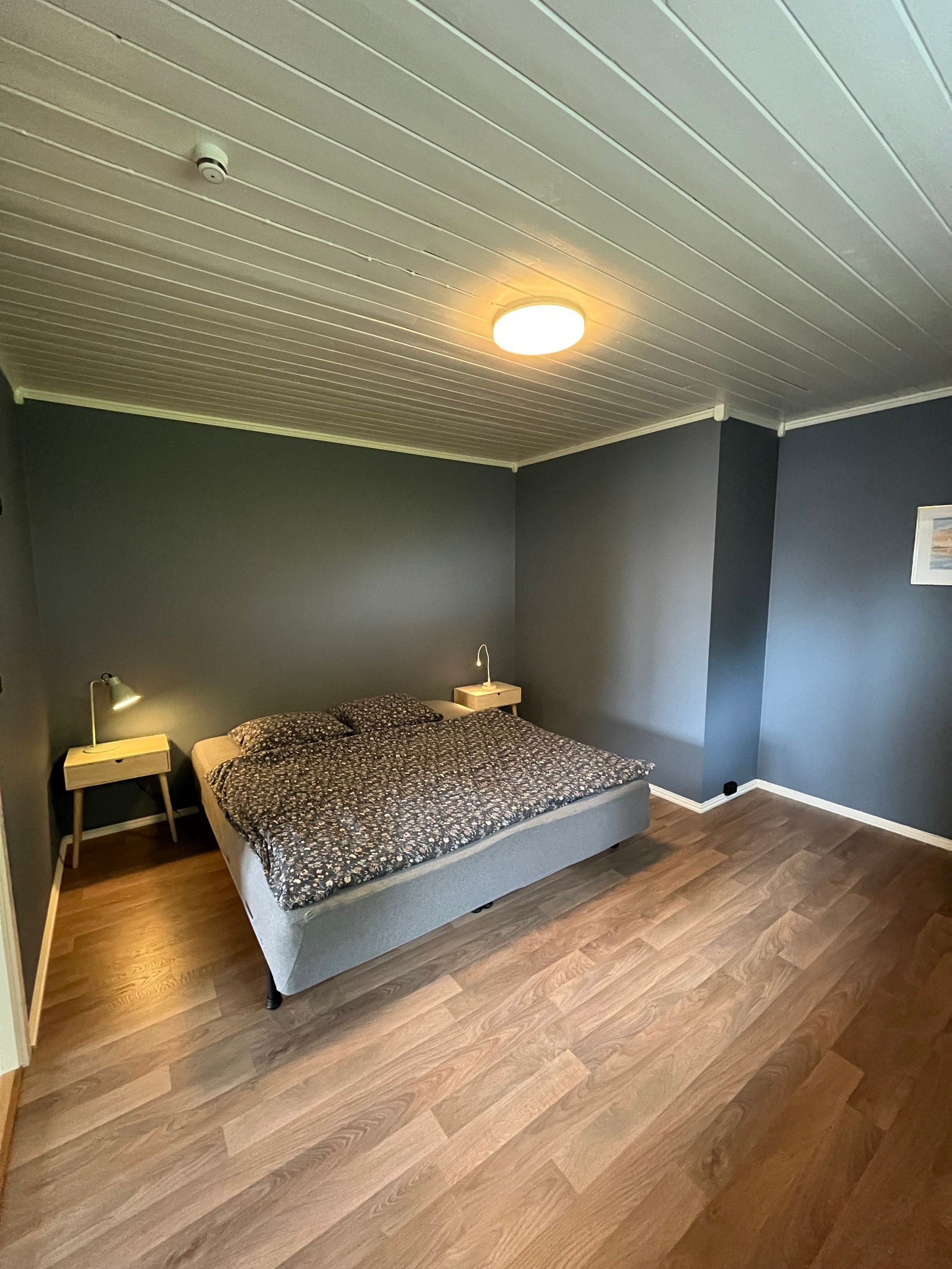 Det store soverommet i kjelleren har dobbeltseng. Galleribilde