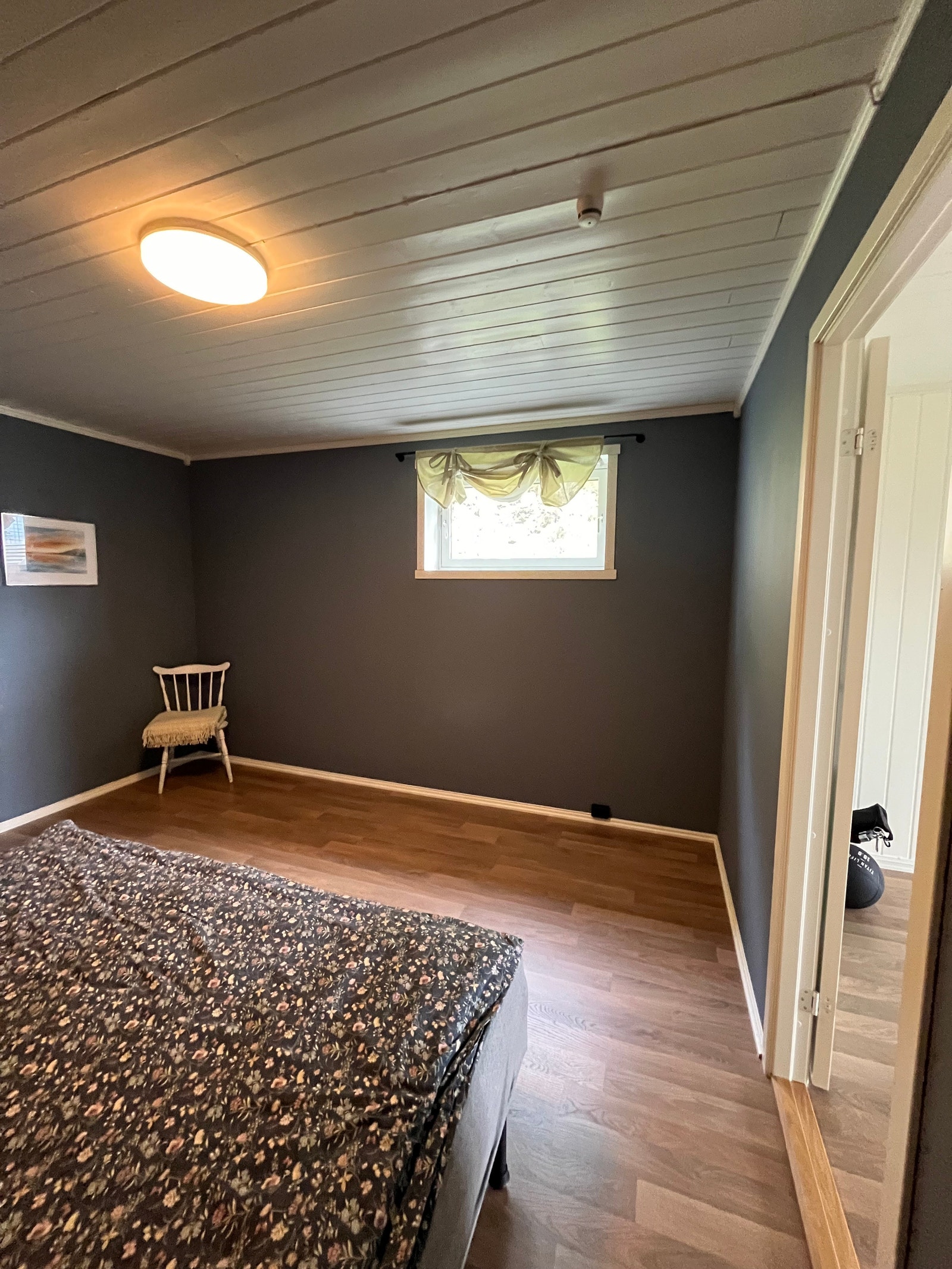 Kjellervindu på det store soverommet i kjelleren. Galleribilde