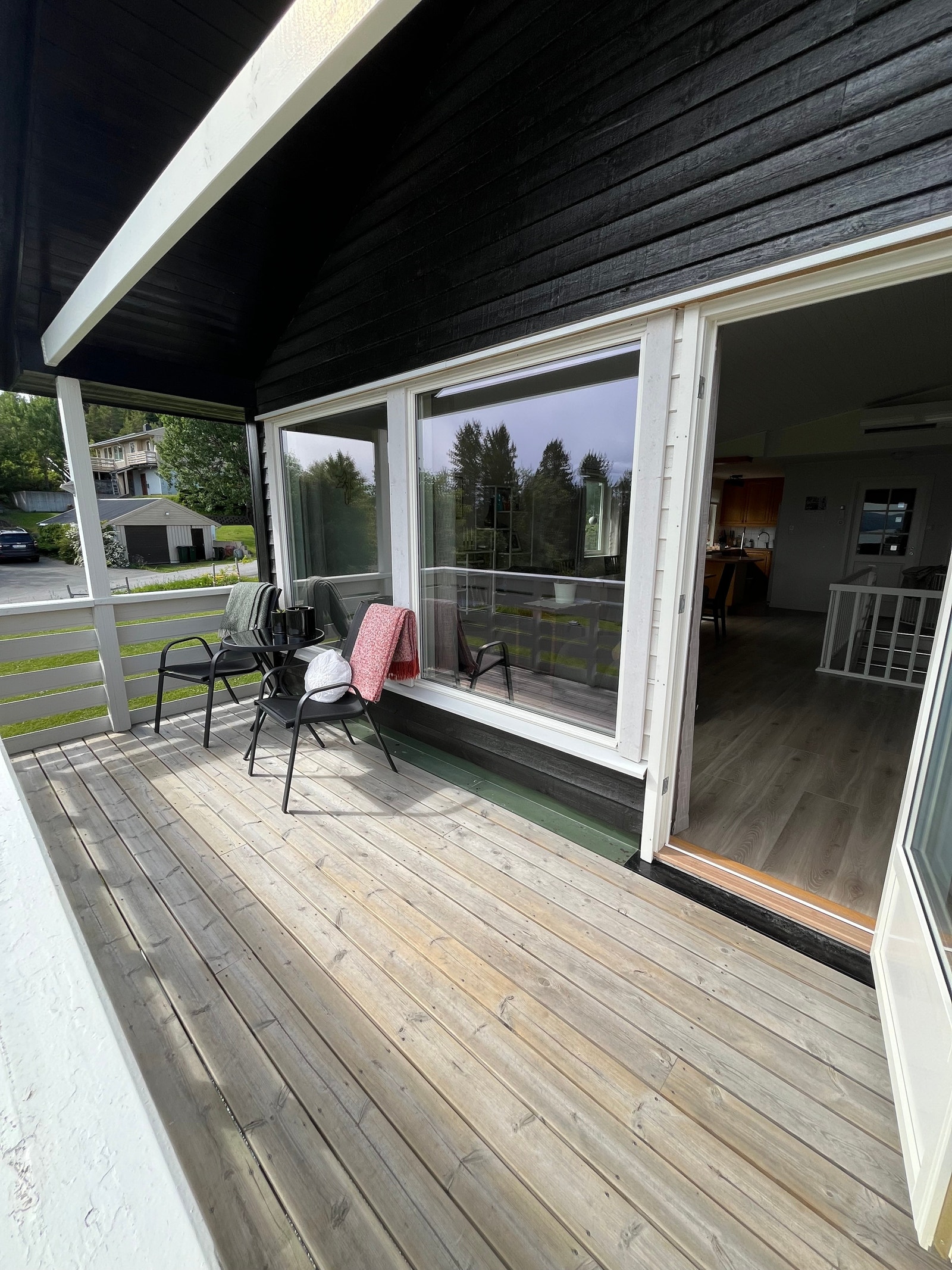 Vestsiden av verandaen. Her er det fint å nyte en kopp kaffe på solrike dager! Galleribilde