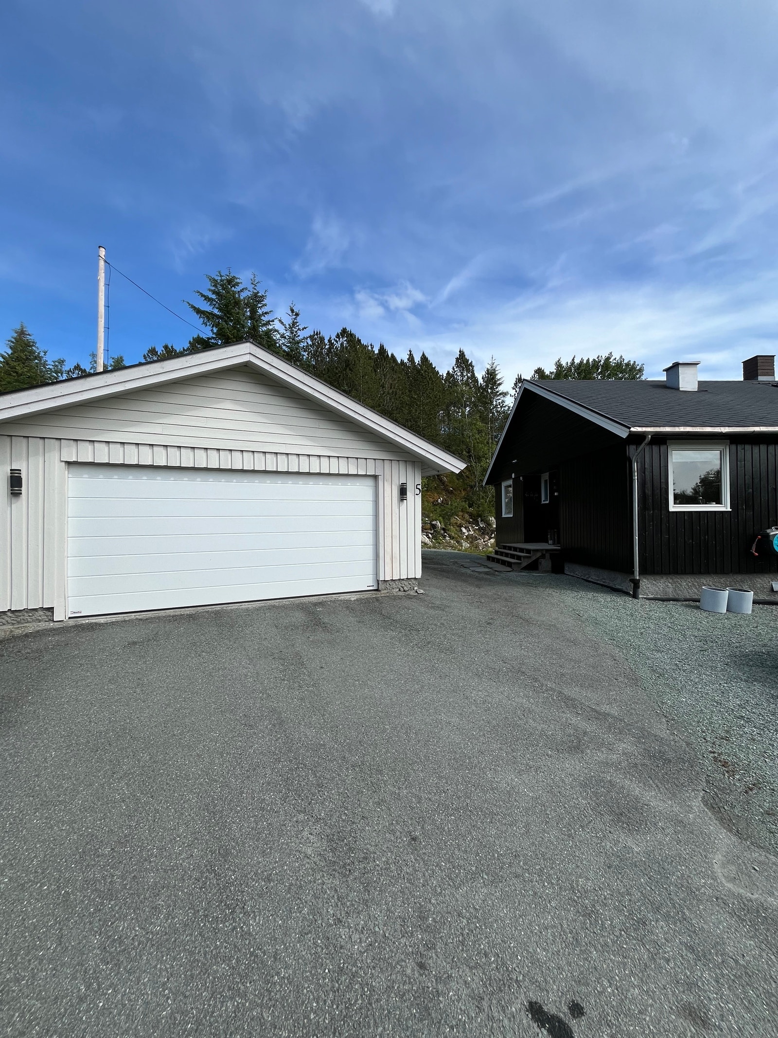 Garasjen og huset sett fra vest. Galleribilde