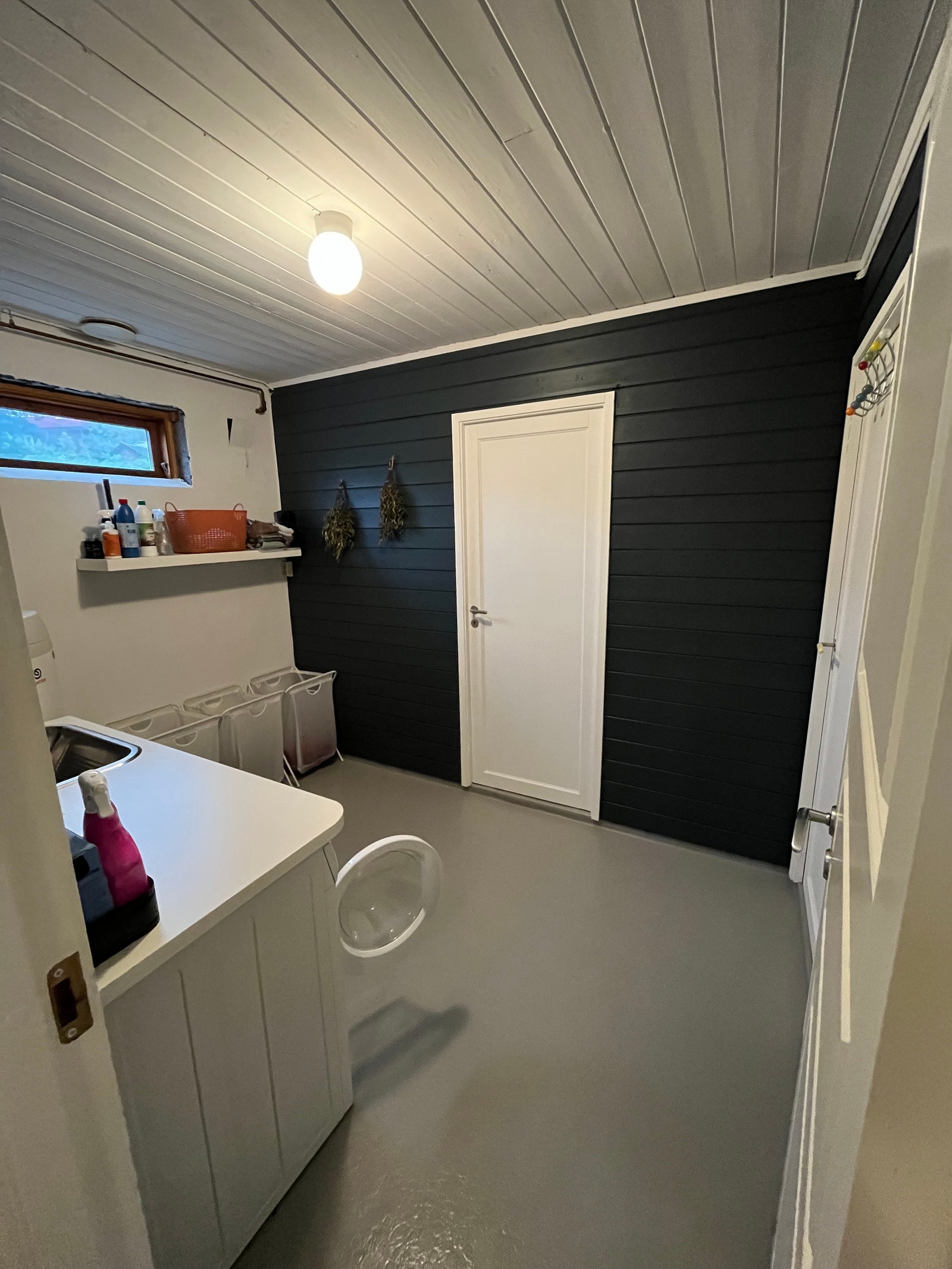 Vaskerom i kjelleren. Kjellerbod inn døra til høyre. Galleribilde