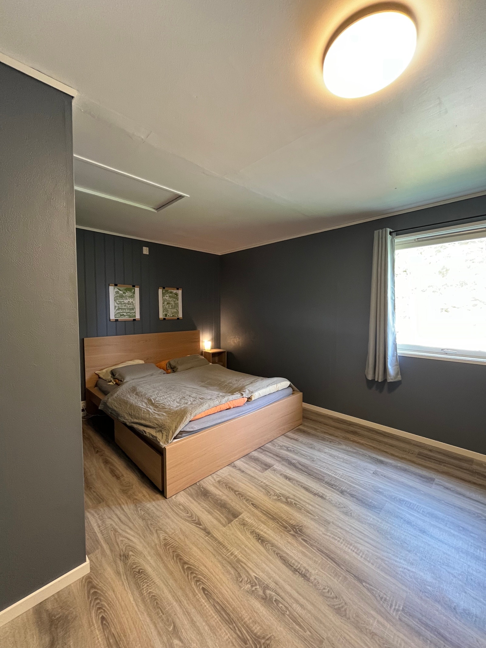 Stort soverom i første etasje. Dobbeltseng med oppbevaringsskuffer under. Godt med lagringsplass også oppe på loftet (loftsluke ses til venstre over senga). Galleribilde