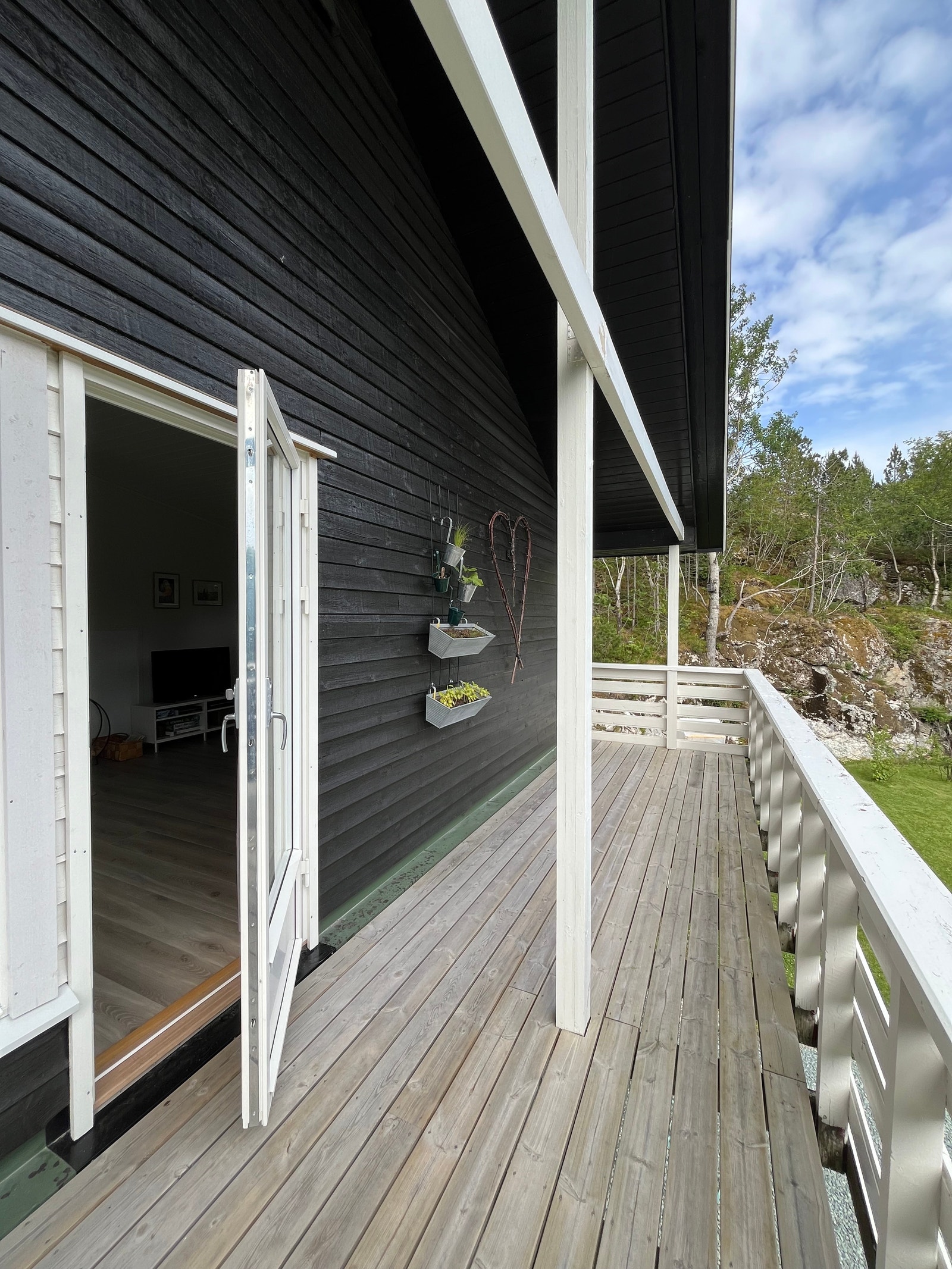 Østsiden av verandaen med urteveggen. Galleribilde