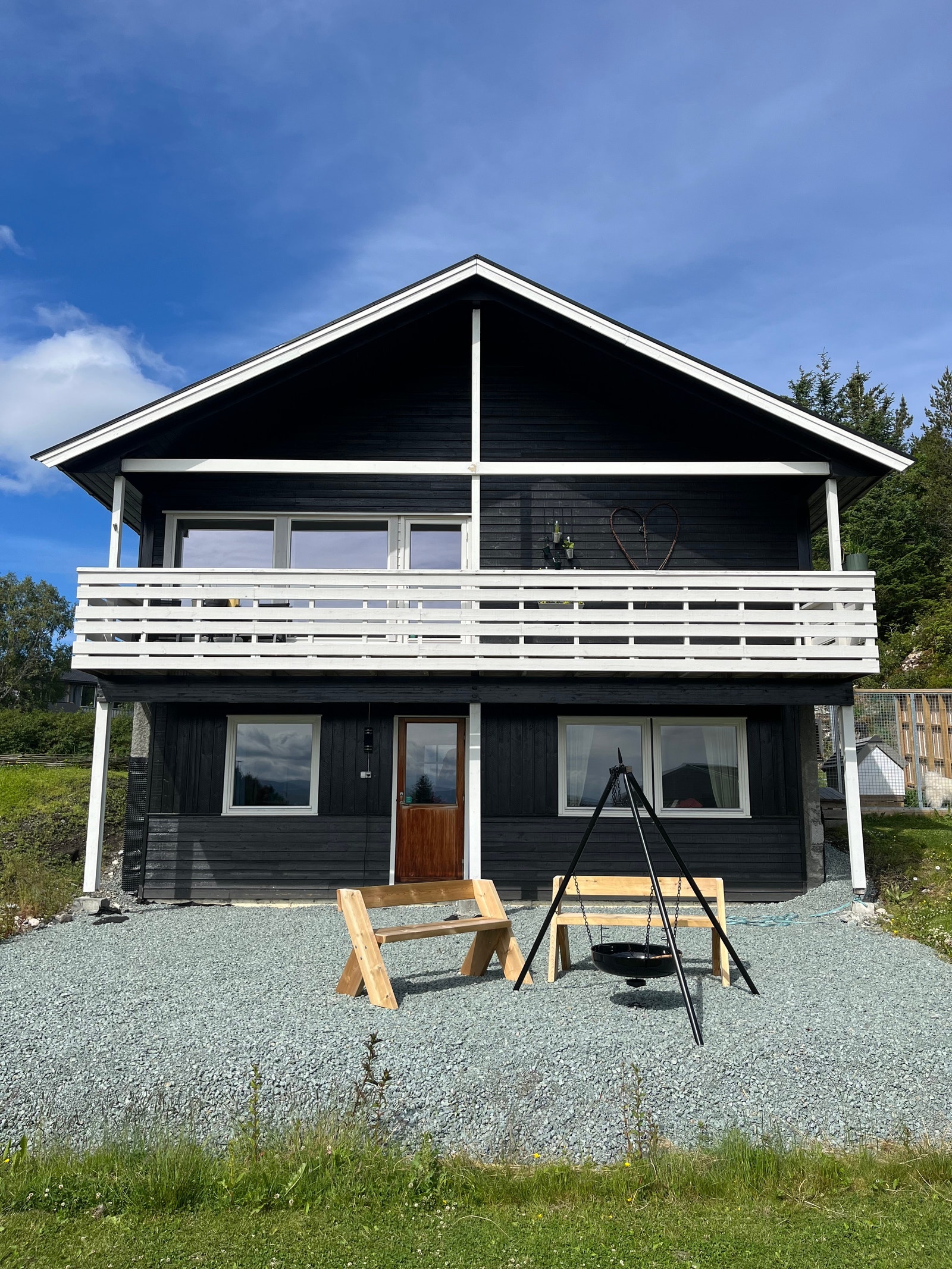 Huset sett fra sør, med det oppgrusete uteområdet og verandaen. Galleribilde