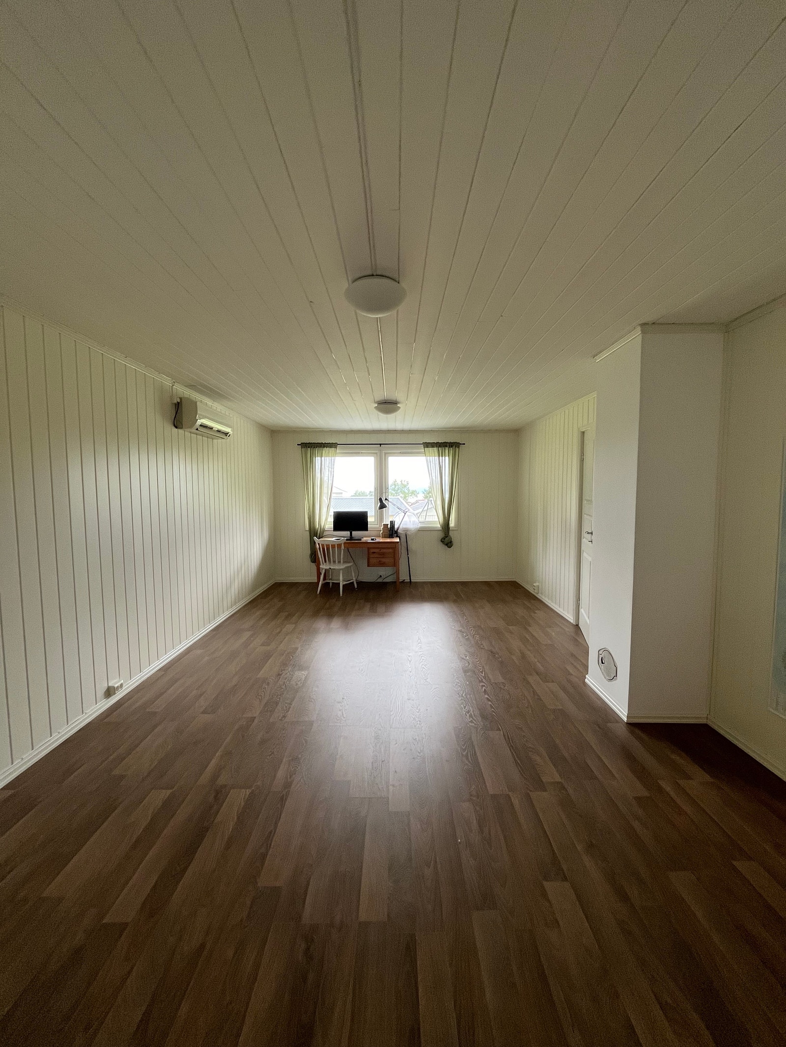 Kjellerstua sett fra det store soverommet i kjelleren. Varmepumpe sørger for behagelig temperatur hele året. Galleribilde