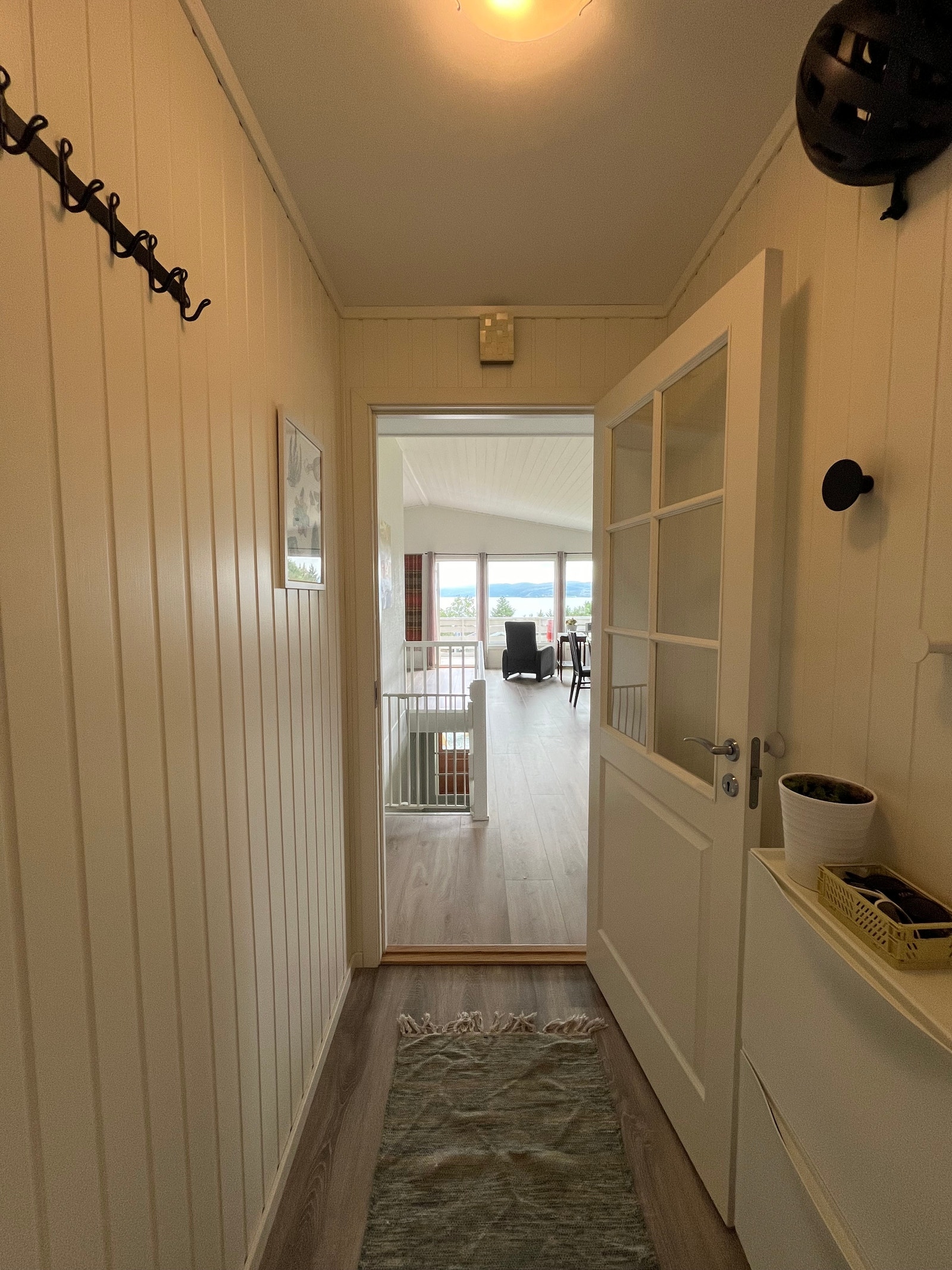 Gjennomsyn fra inngangsdøren til verandaen. Galleribilde