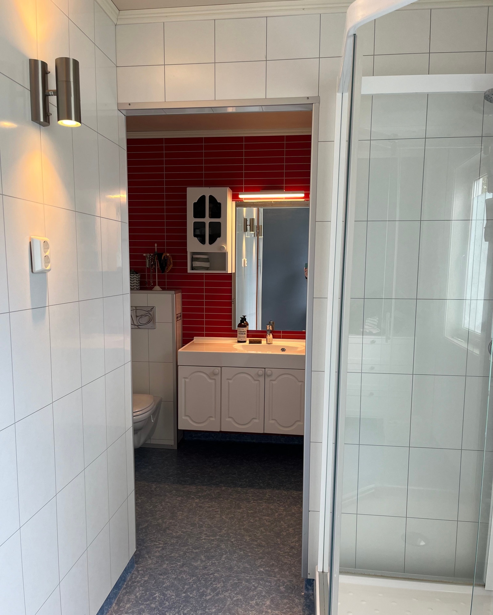 Badet med dusjkabinettet. Galleribilde