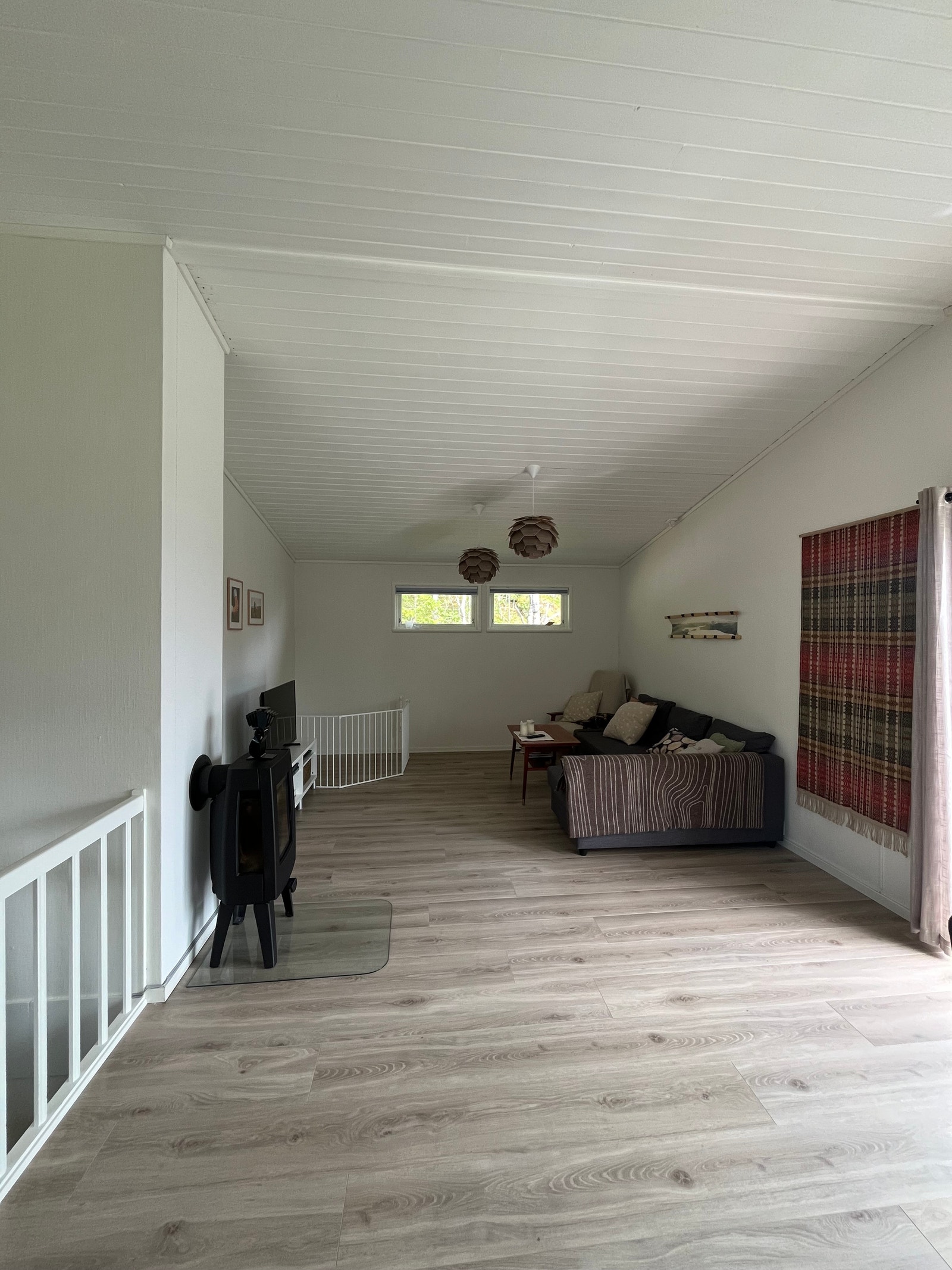 TV-krok med effektiv vedovn, sovesofa og barnegrind. Galleribilde