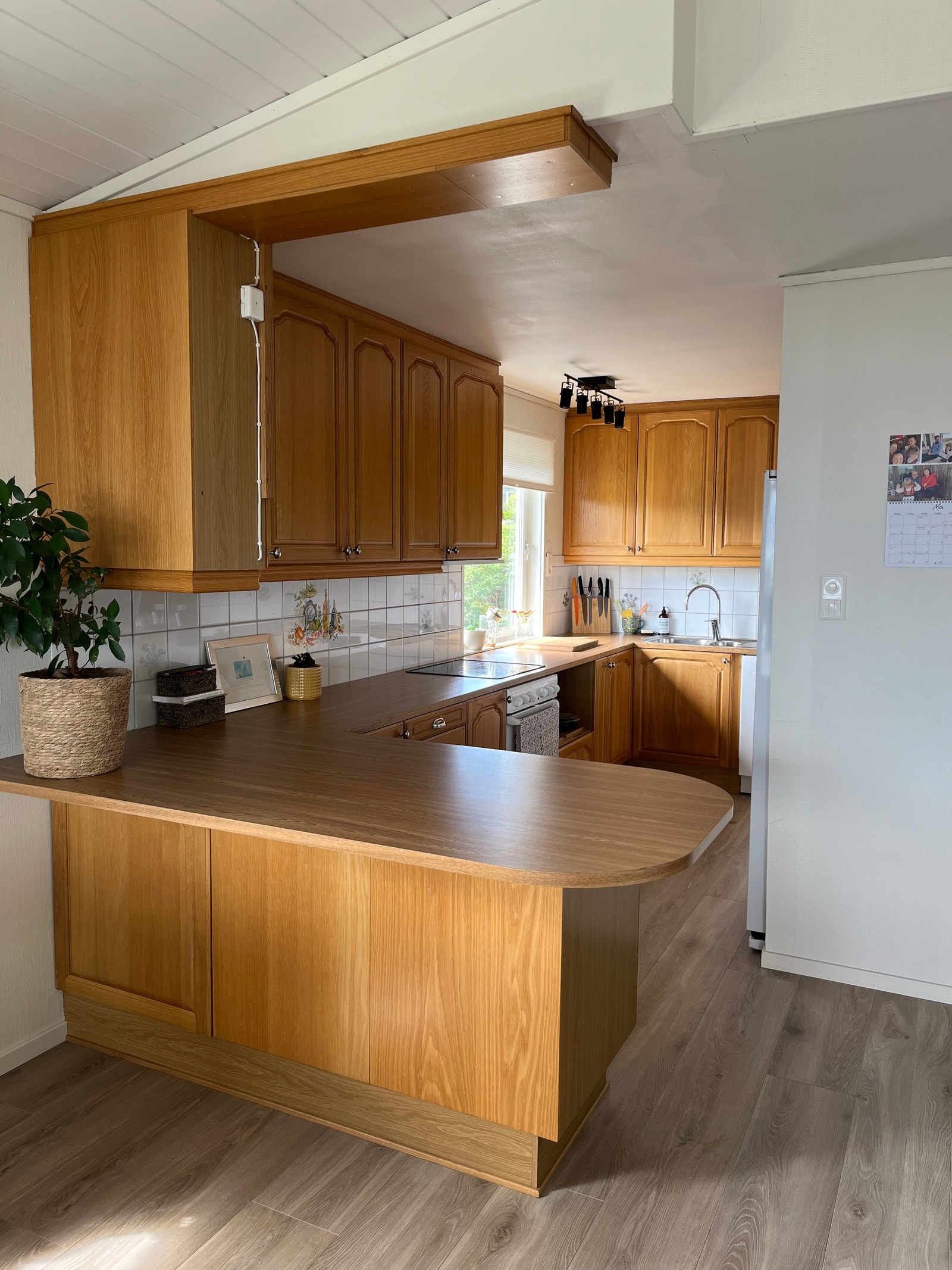 Lyst og fint kjøkken, godt med skap- og benkeplass. Galleribilde