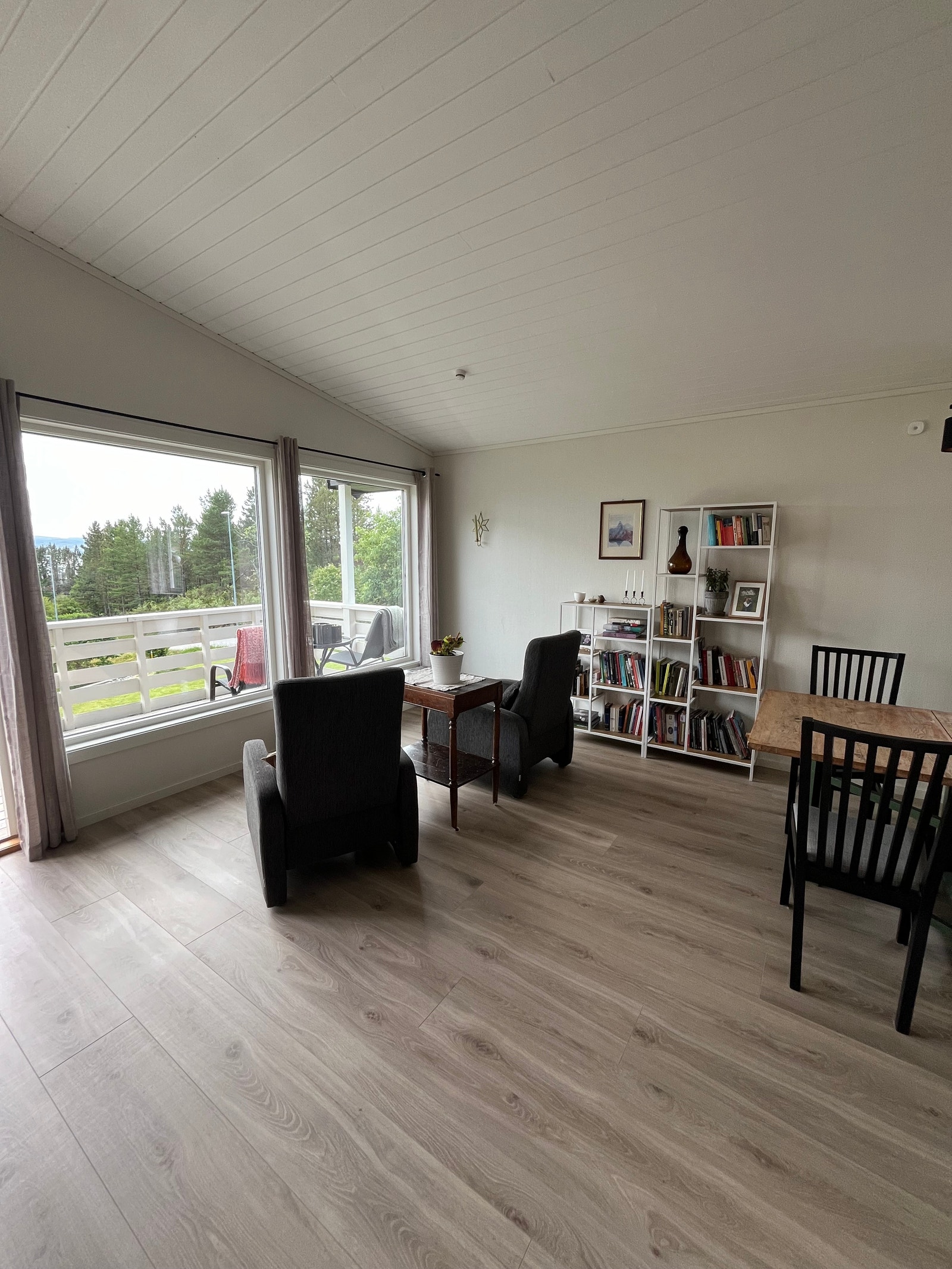 Lesekroken. Her er det fin utsikt over innseilinga til Trondheimsfjorden, perfekt sted å nyte morgenkaffen dersom det ikke er vær til å sitte ute på verandaen. Galleribilde