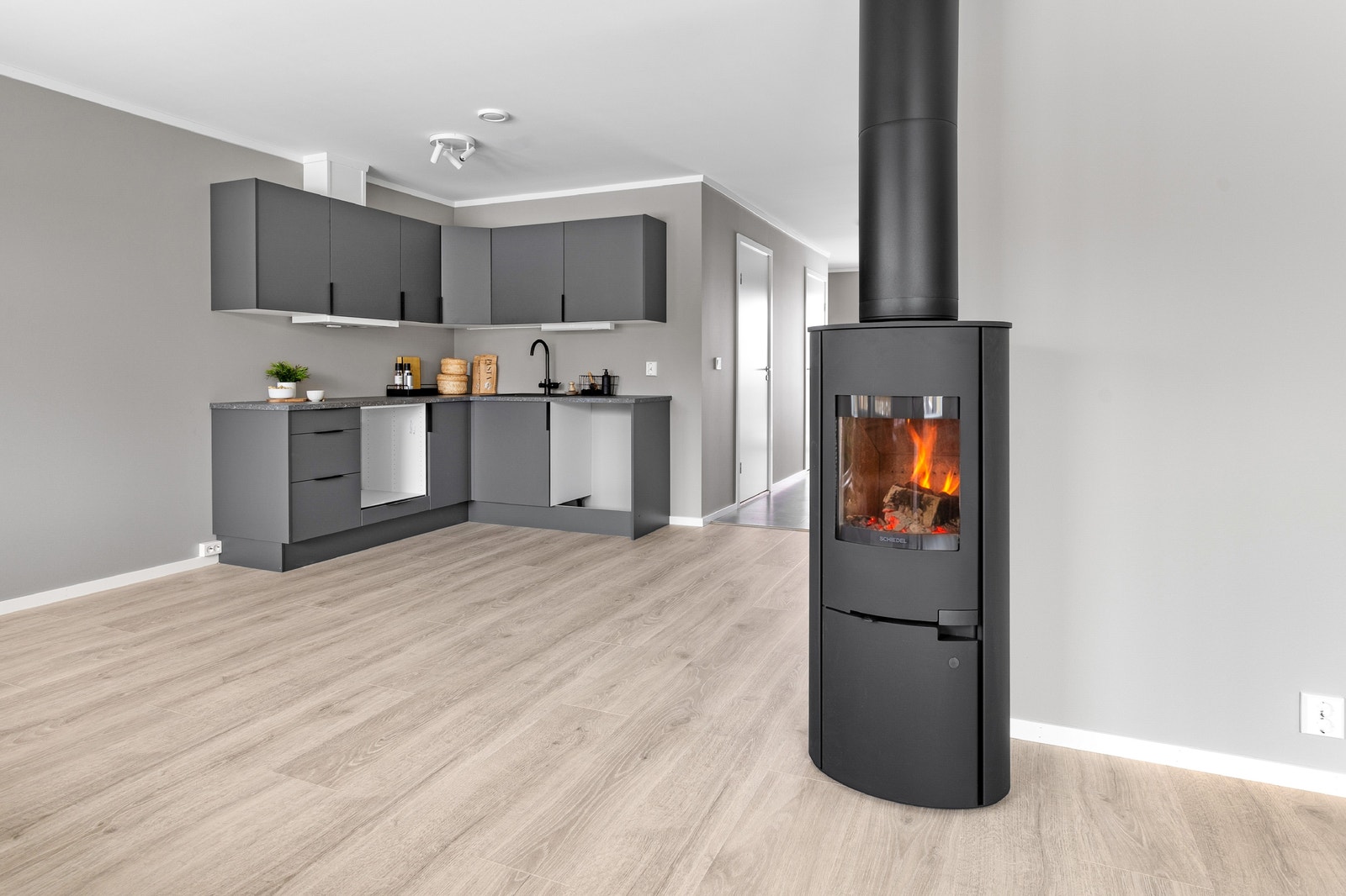 Leilighet F6:
Åpen kjøkken/stue-løsning med peis, kjøkken fra Sigdal og store vindu som slipper inn mye fint lys. Galleribilde