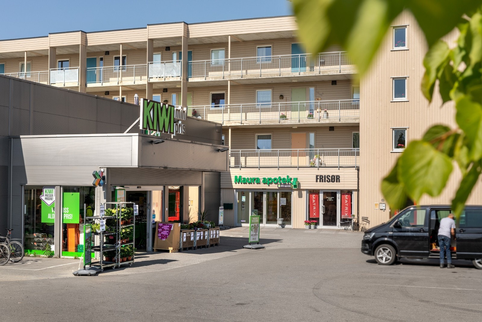 Det er kort vei til matvarebutikk, frisør, apotek m.m Galleribilde