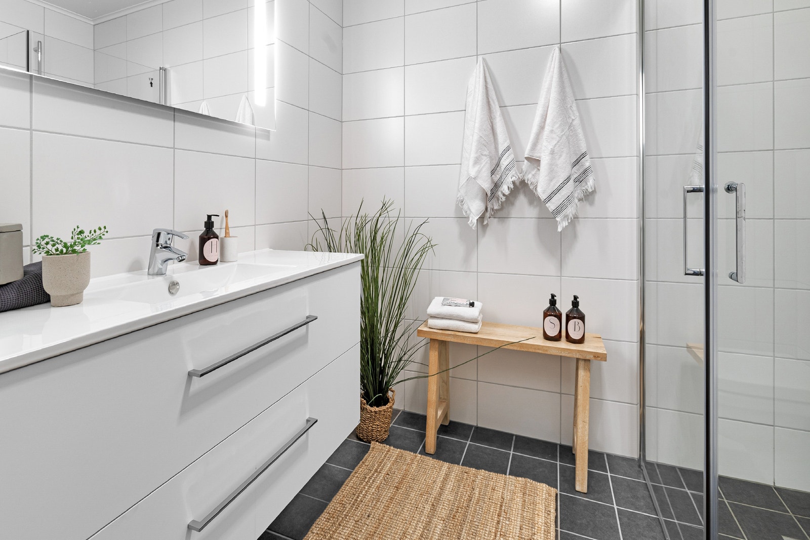 Leilighet F3:
Lyse og fine flislagte bad. Galleribilde