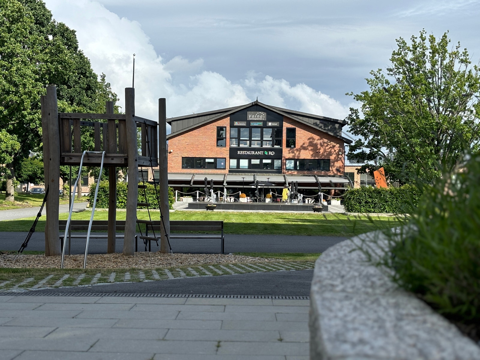 Bildet er tatt fra inngangen til blokka og viser den korte avstanden til en av byens beste restauranter. Galleribilde