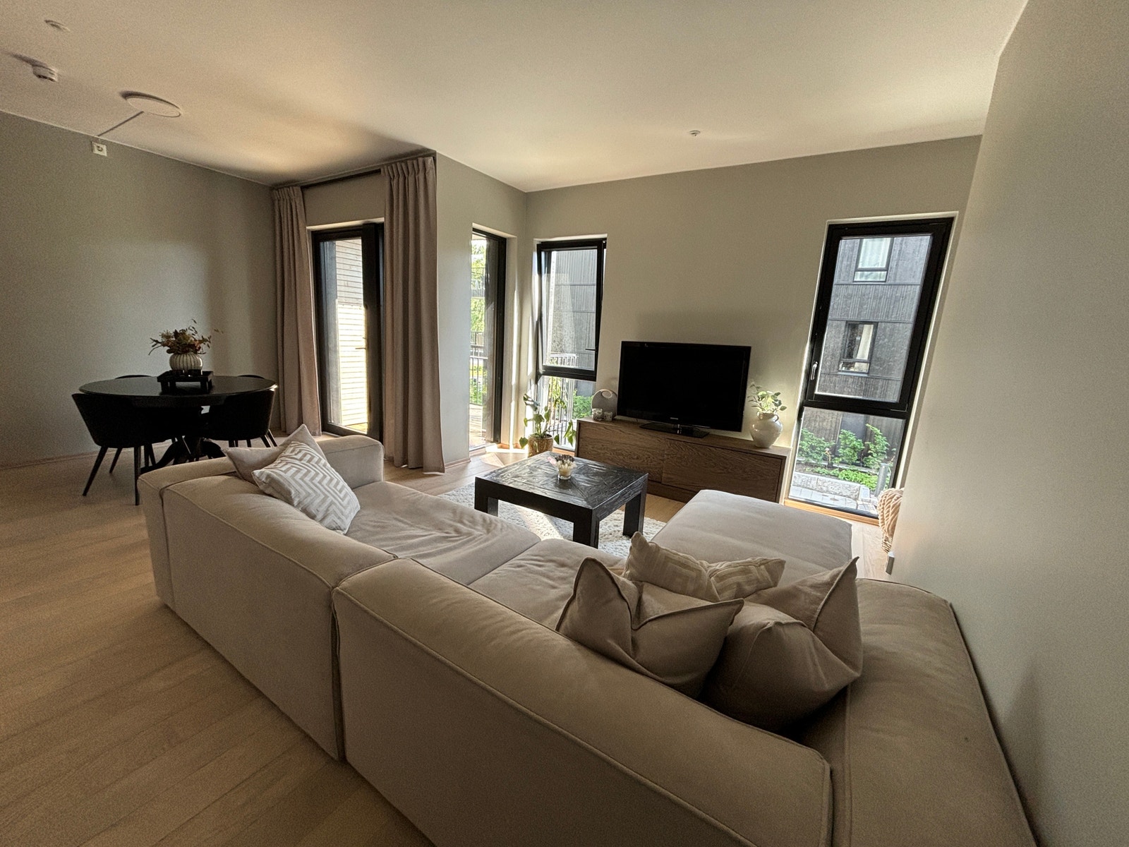 Bildet er fra stua mot balkongen. Galleribilde