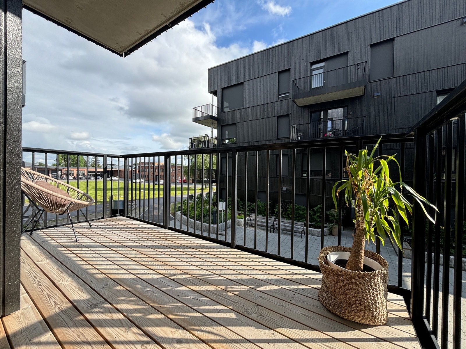 Balkongen med retning mot Vingparken. Det er gode solforhold gjennom hele dagen i sommerhalvåret. Galleribilde