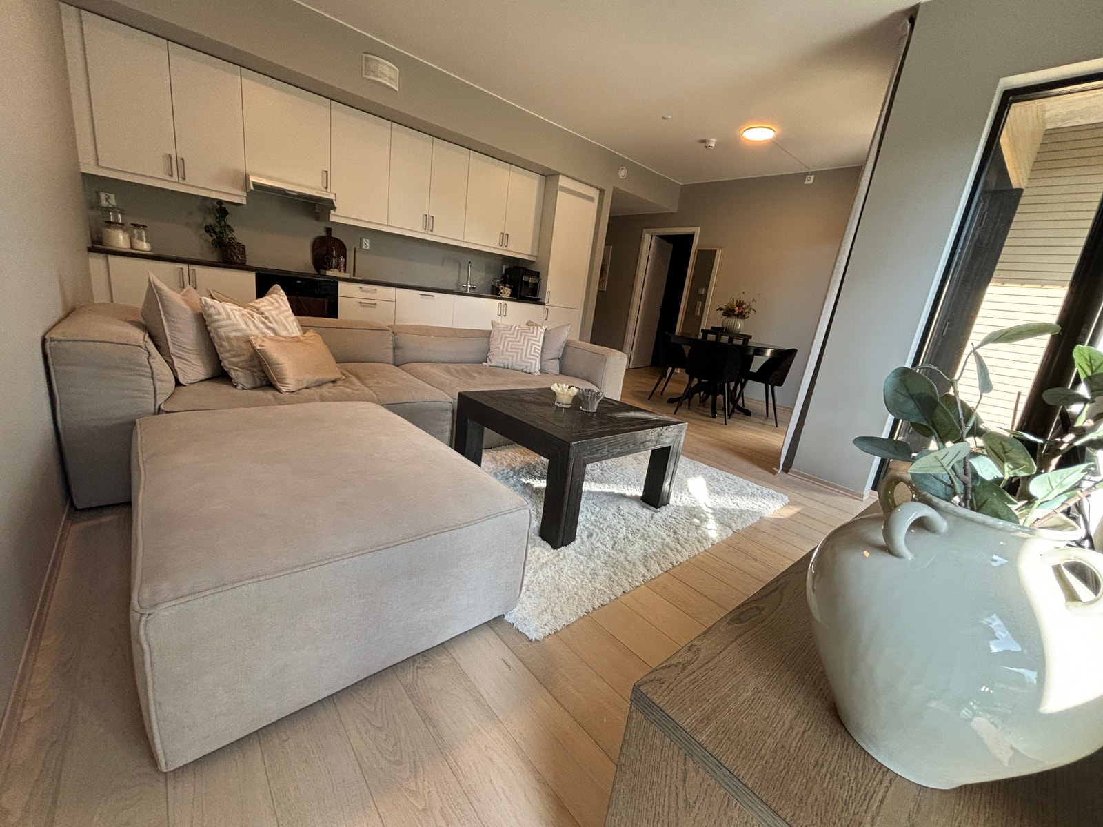 Stuen er romslig med godt utnyttet planløsning. Galleribilde