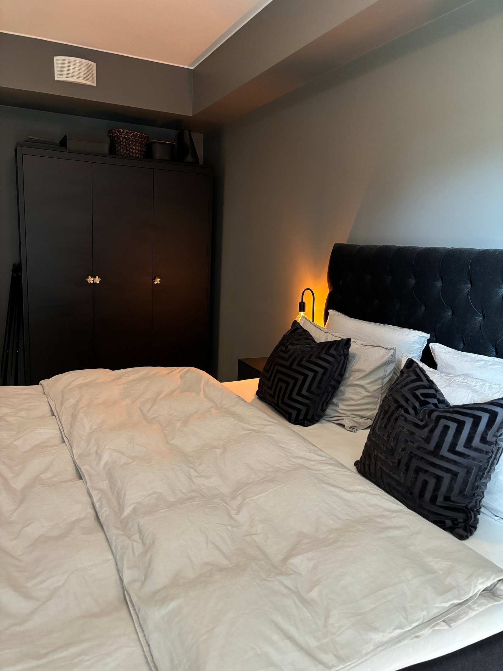 Soverommet er stort og luftig med garderobeløsning. Galleribilde