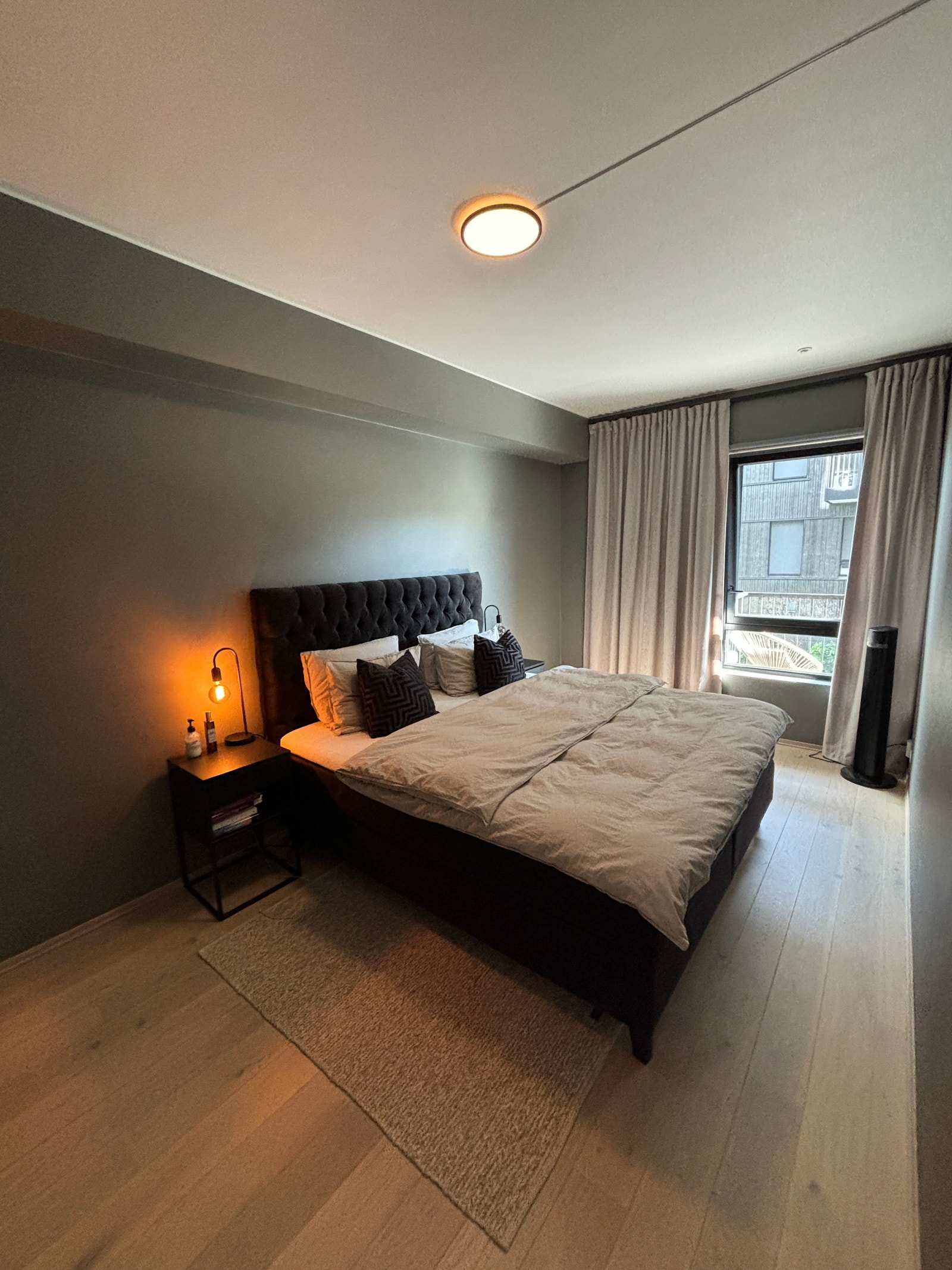 Soverommet er stort og luftig med garderobeløsning. Galleribilde