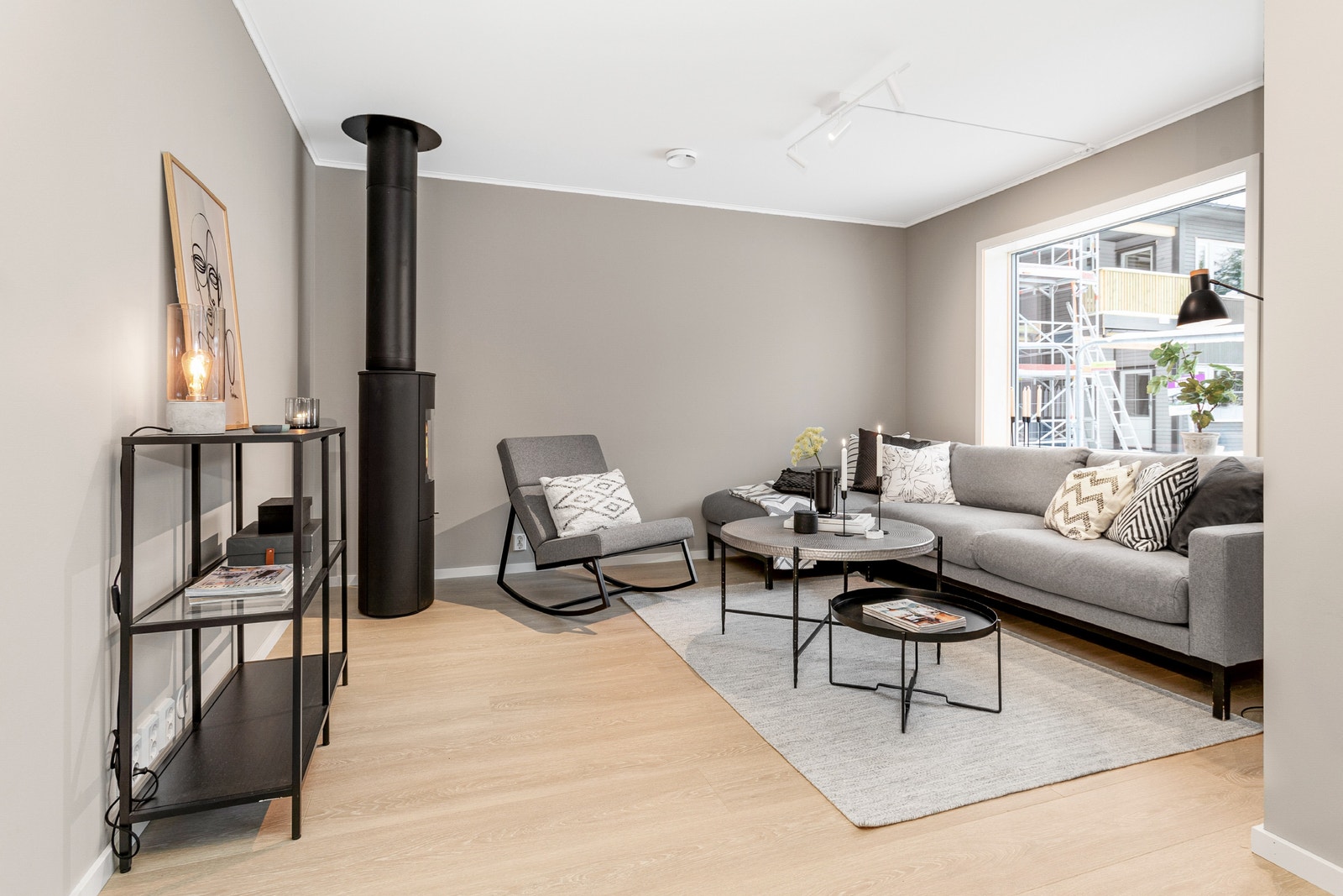 Store vindu slipper inn mye fint lys Galleribilde