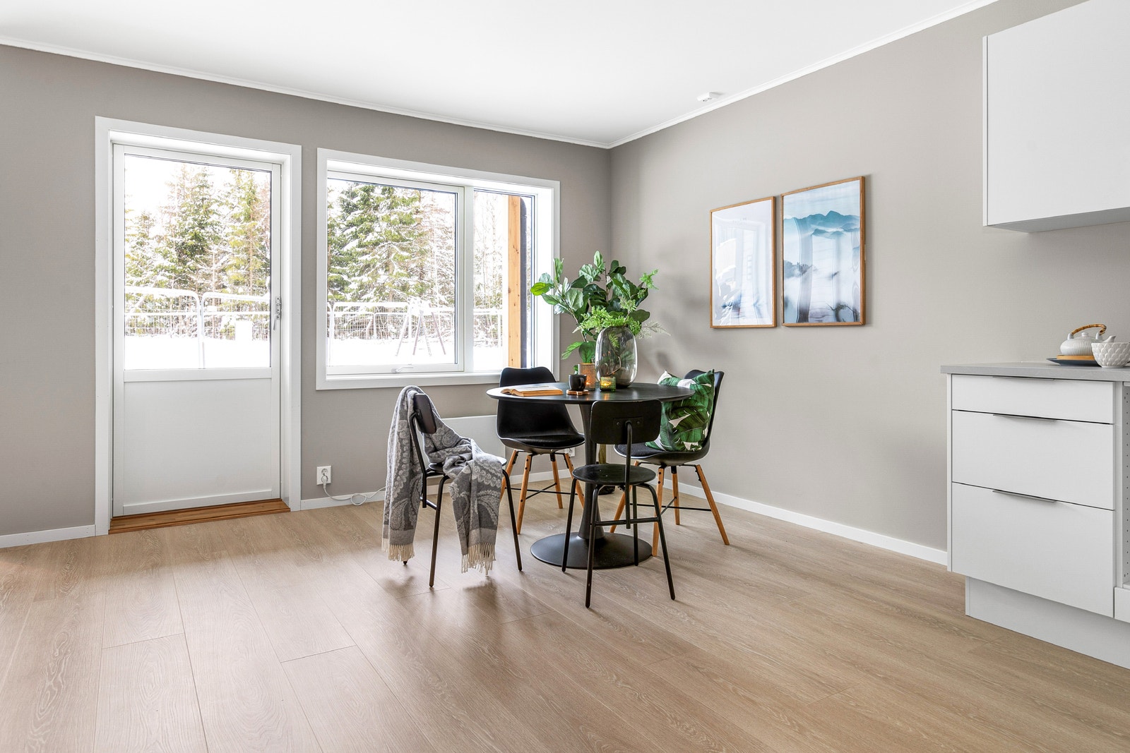 God plass til spisebord mellom kjøkken og stue. Galleribilde