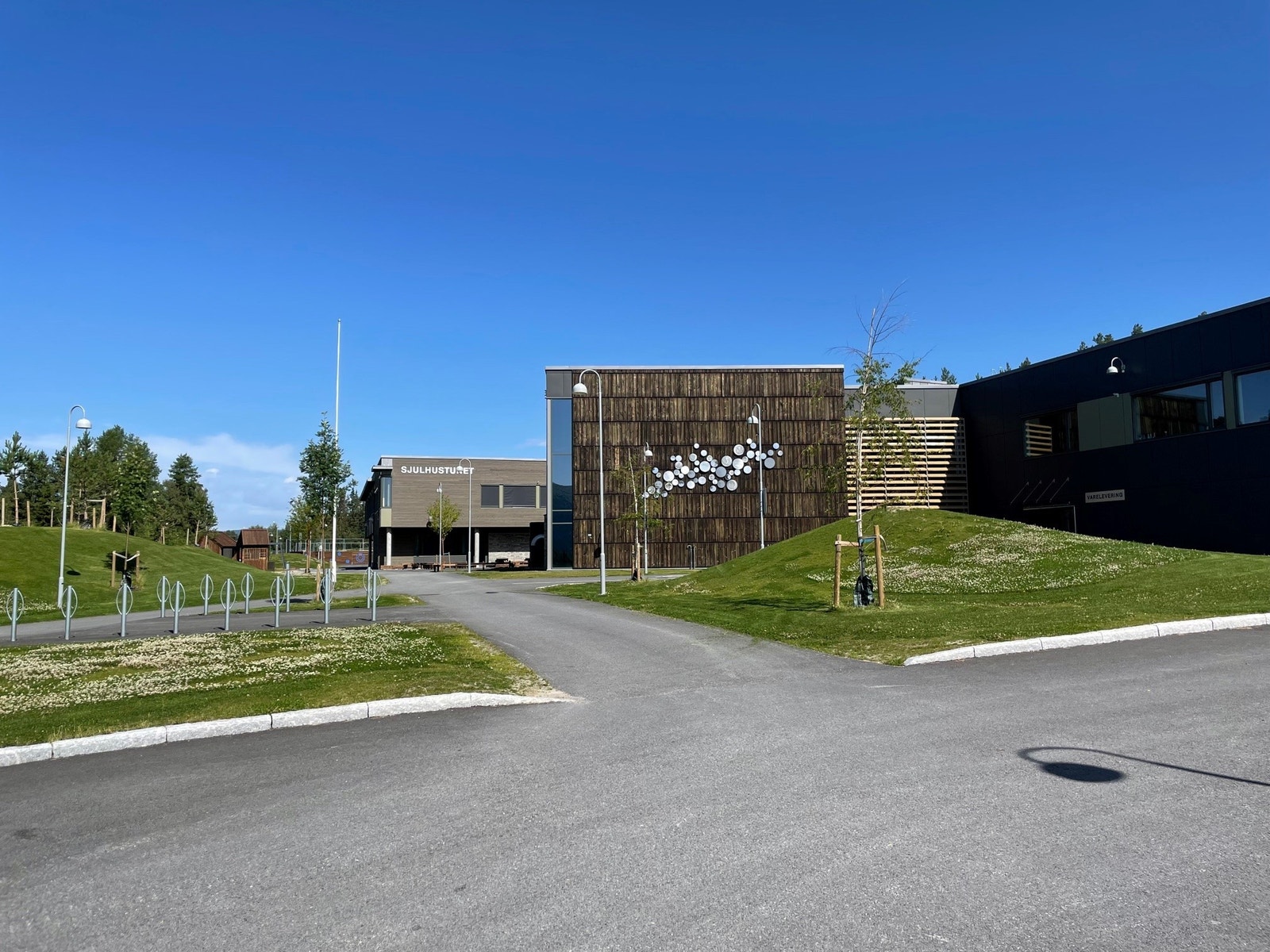 Sjulhustunet ligger i umiddelbar nærhet til Randmæl Nordre Galleribilde