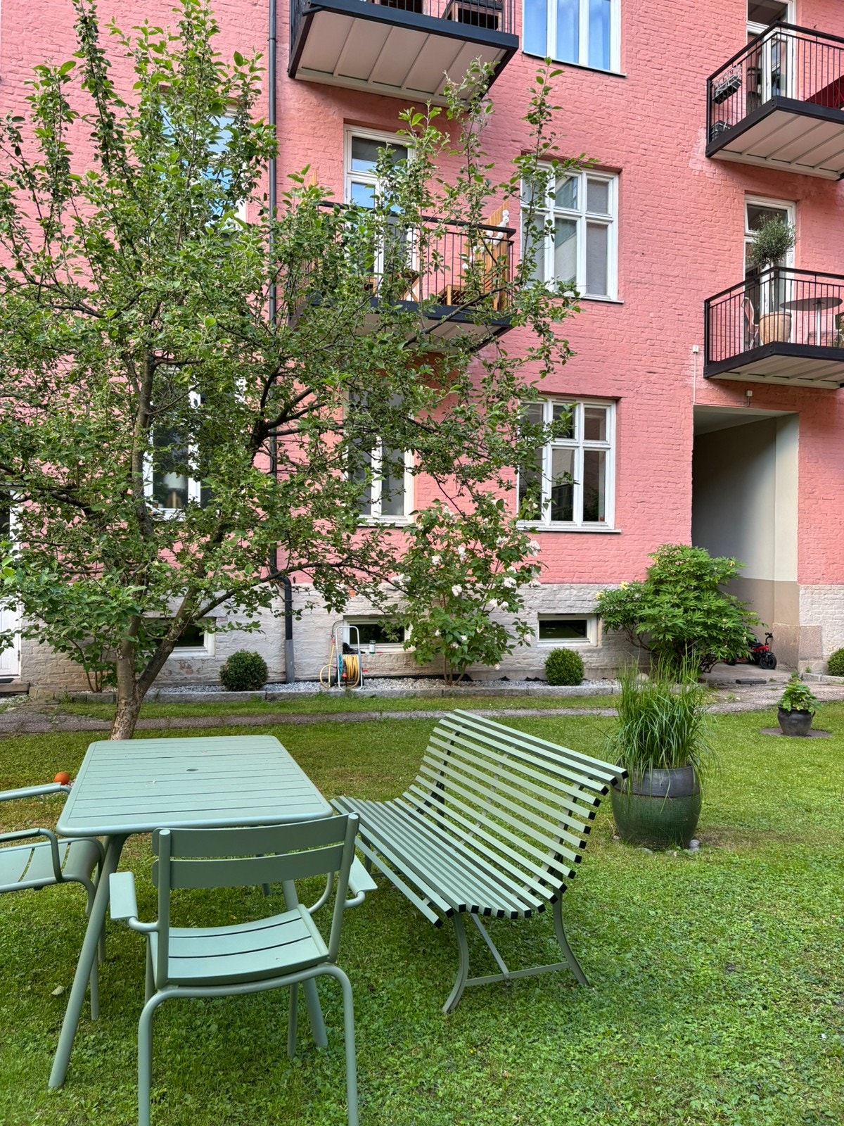 Nydelig bakgård med flere sittegrupper Galleribilde