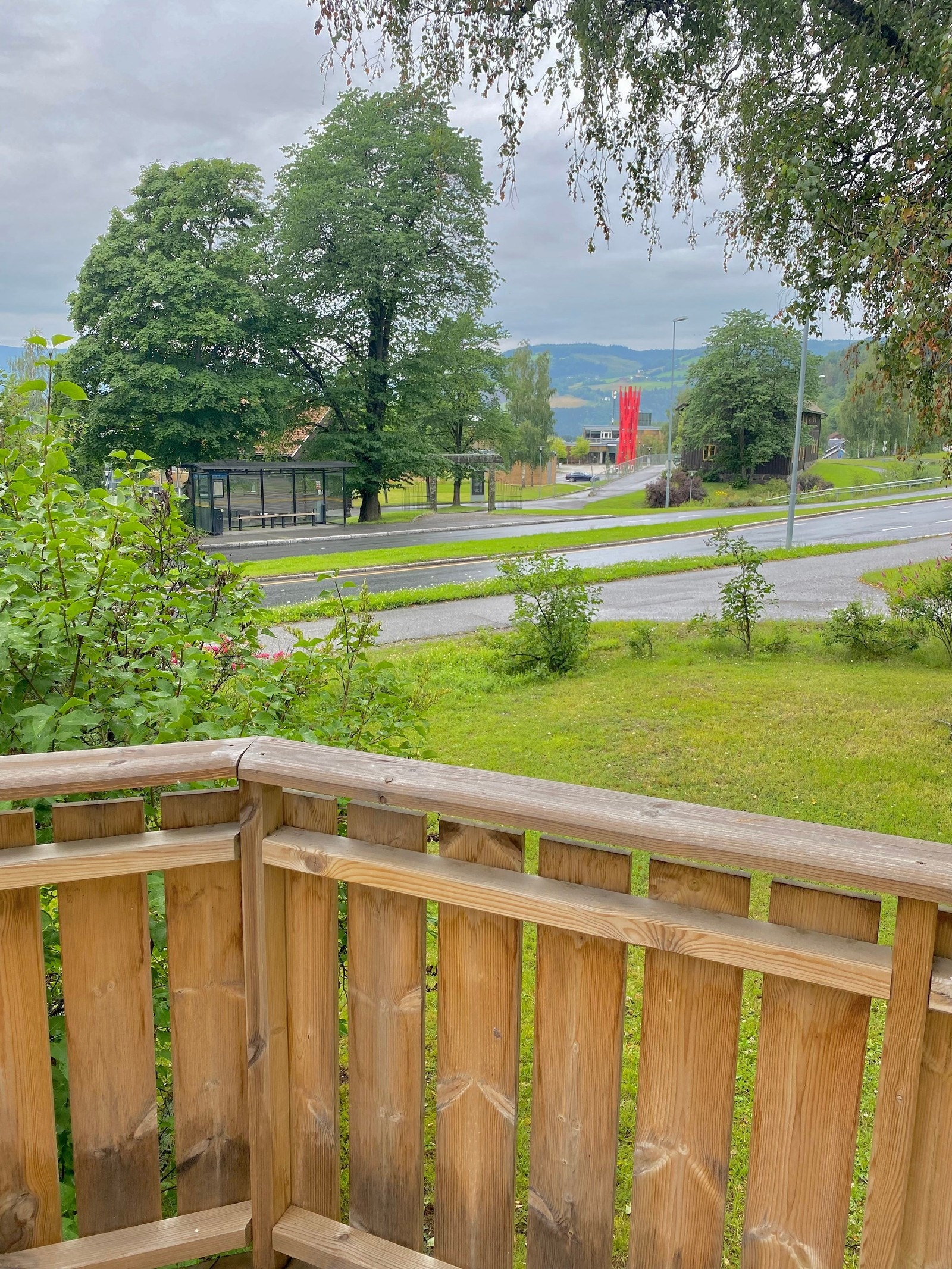 HiL og busstopp rett utenfor Galleribilde
