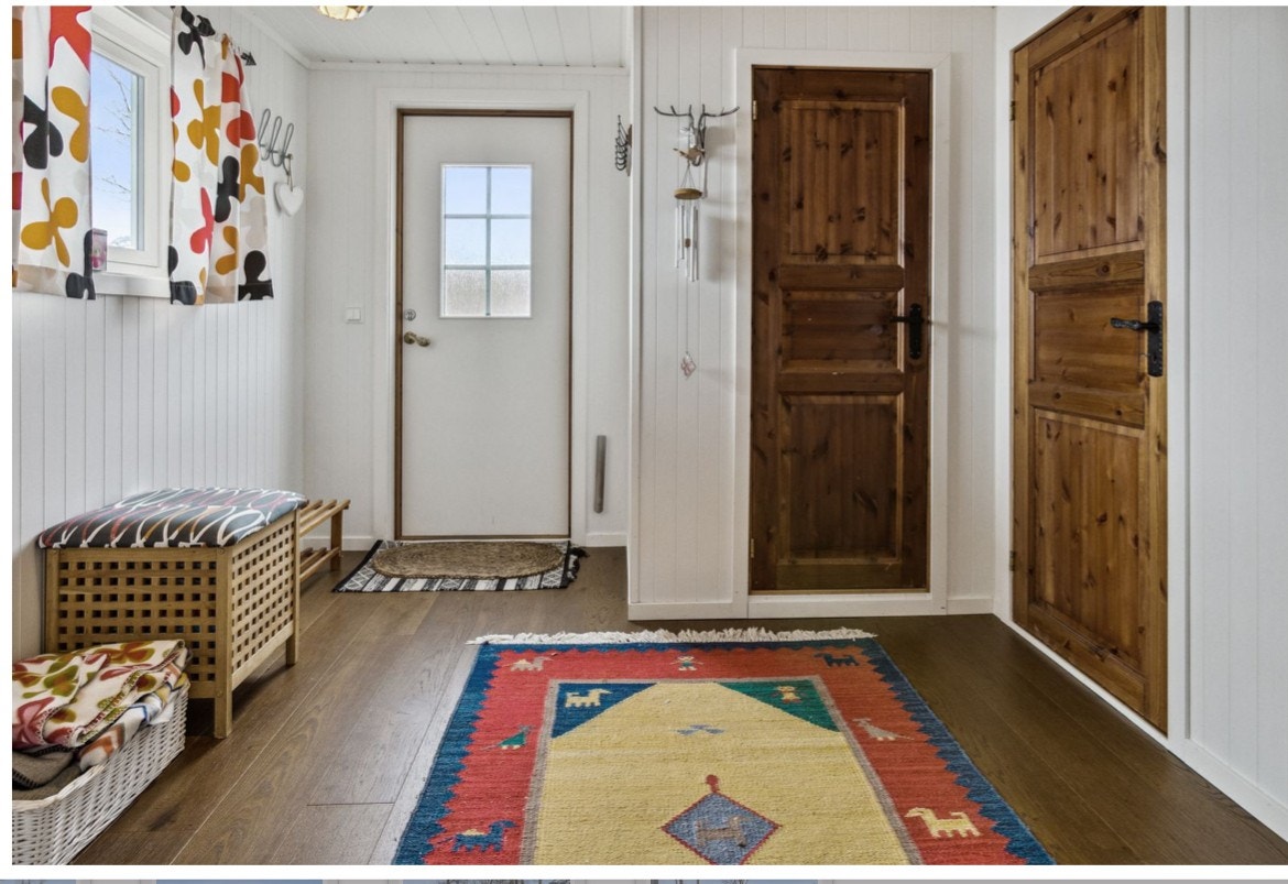 Entrè/gang og teknisk rom bak døren Galleribilde