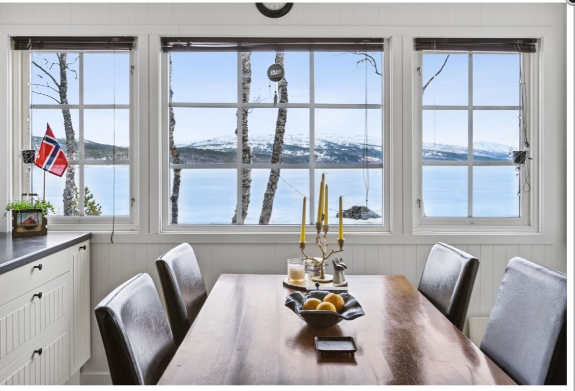 Kjøkkenet innbyr til lange måltider med en fabelaktig utsikt Galleribilde