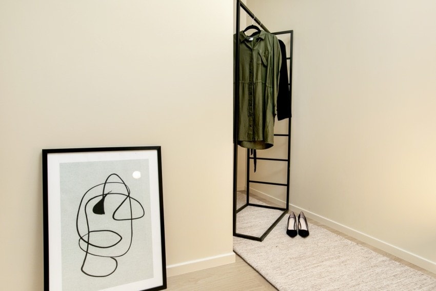 Walk in closet i tilknytning til master bedroom Galleribilde