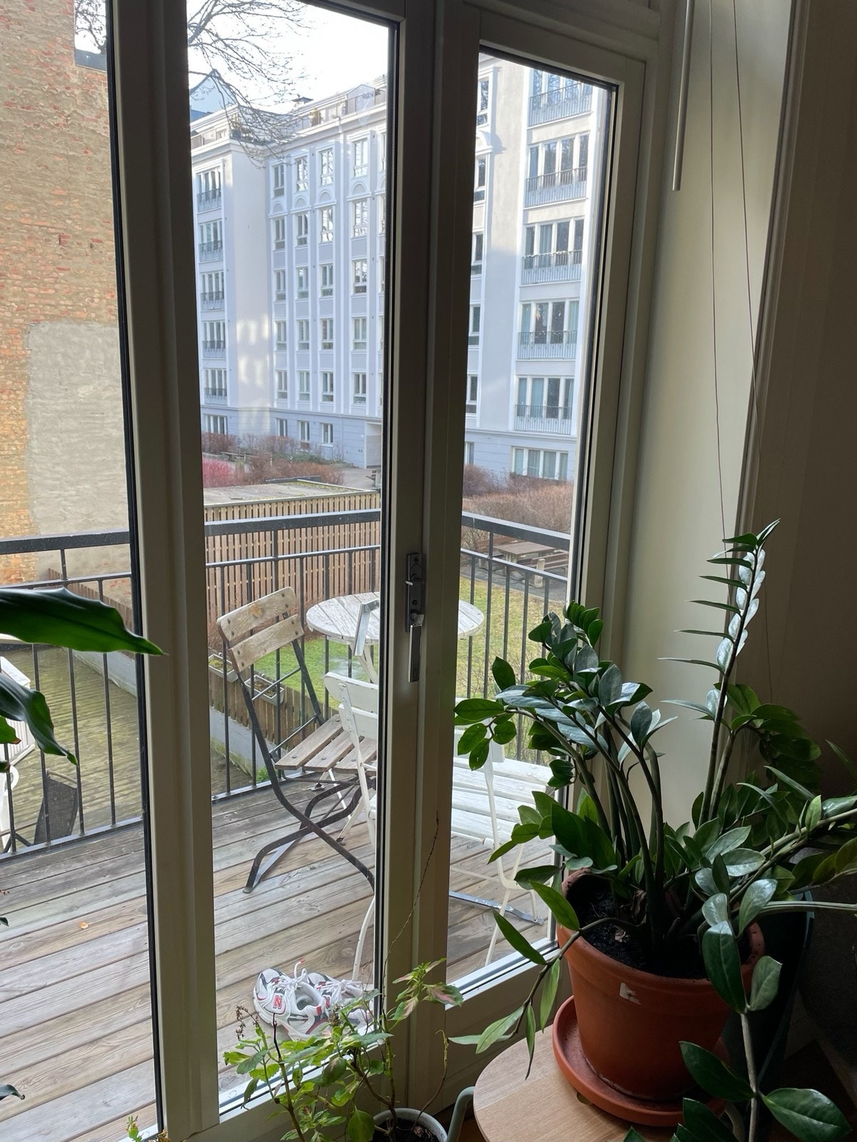 Egen balkong mot rolig bakgård Galleribilde