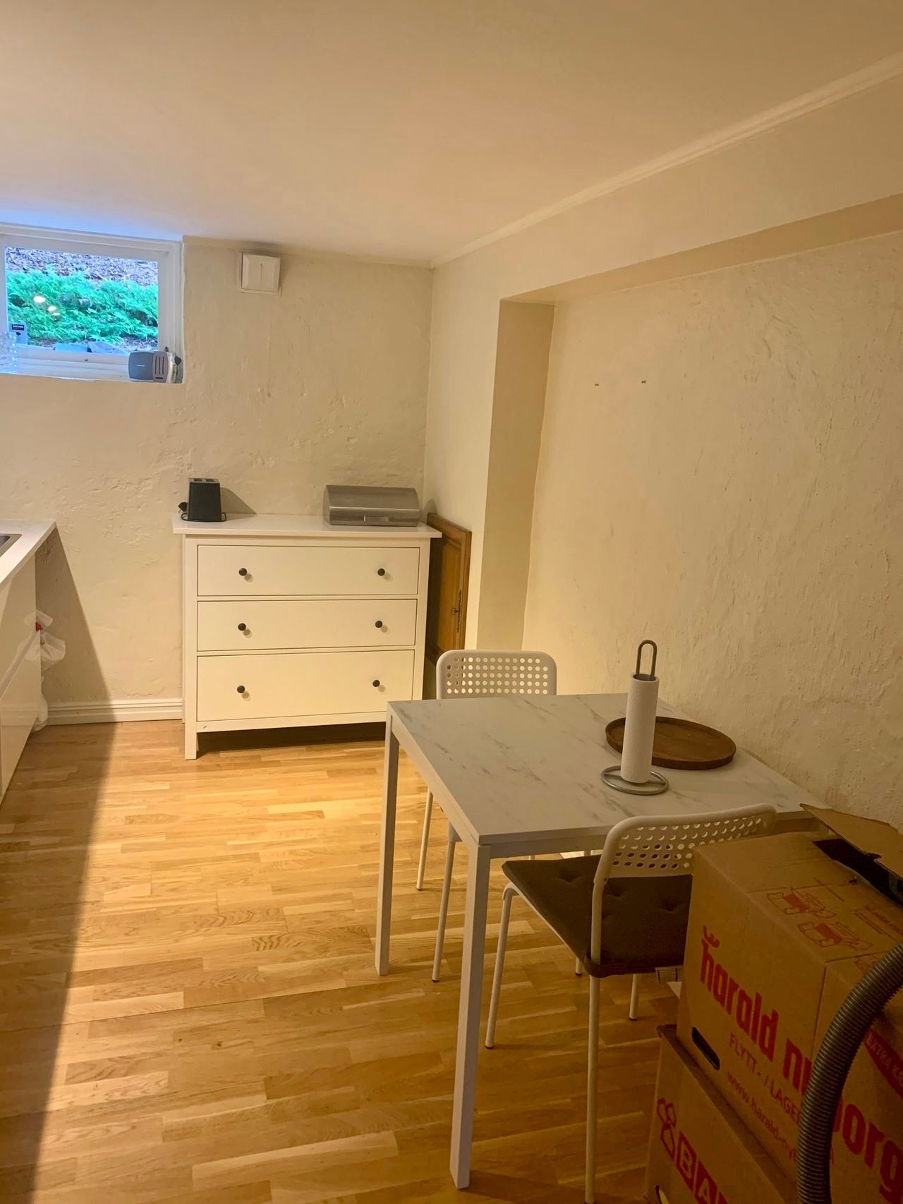 Spisebord og god plass til oppbevaring på kjøkkenet Galleribilde