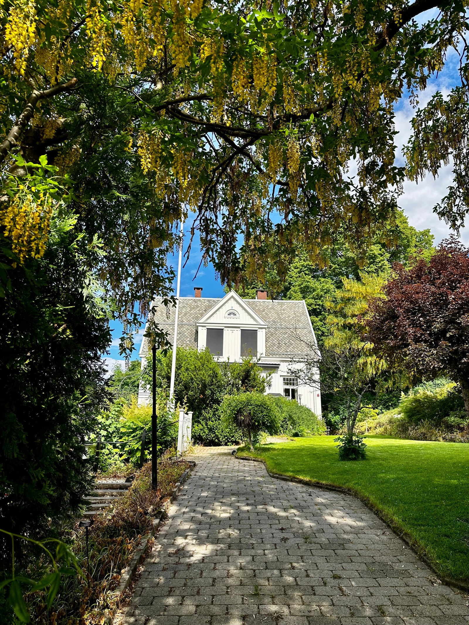 Fasade. Legg merke til vegetasjonen rundt Galleribilde